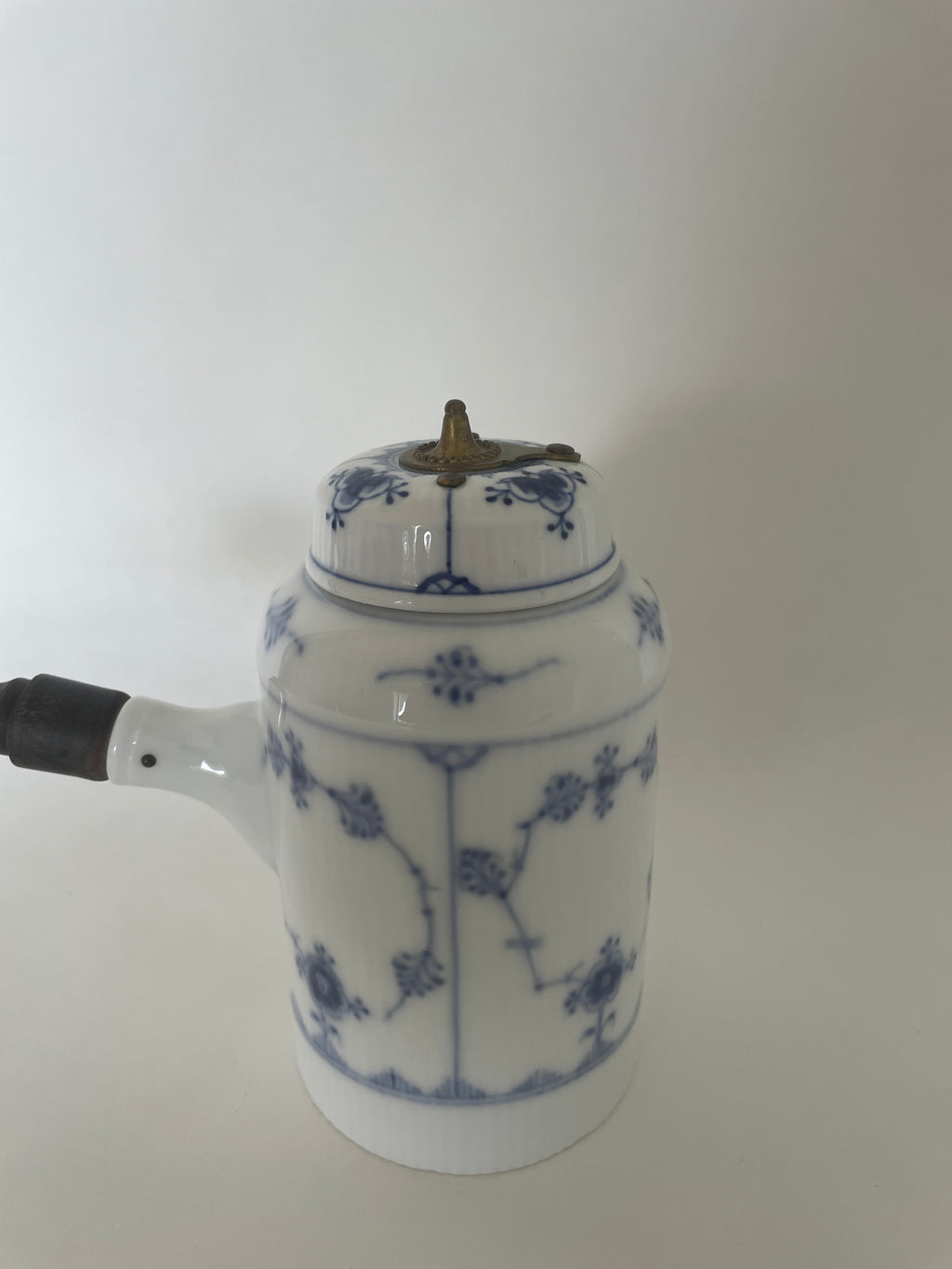 Royal Copenhagen Musselmalet Riflet sidehankkande med låg nr. 1/37