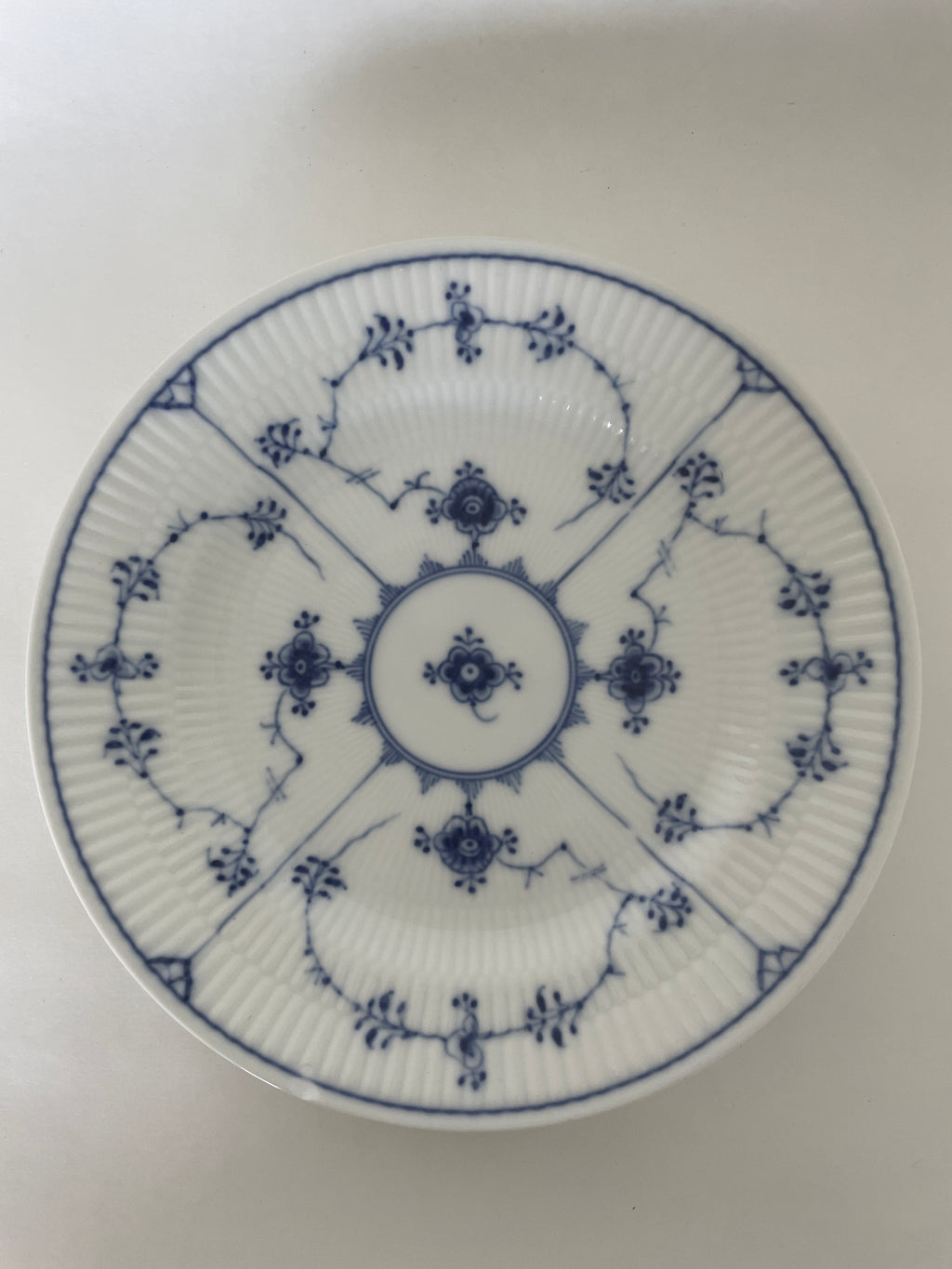 Royal Copenhagen Musselmalet Riflet frokosttallerken nr. 1/178