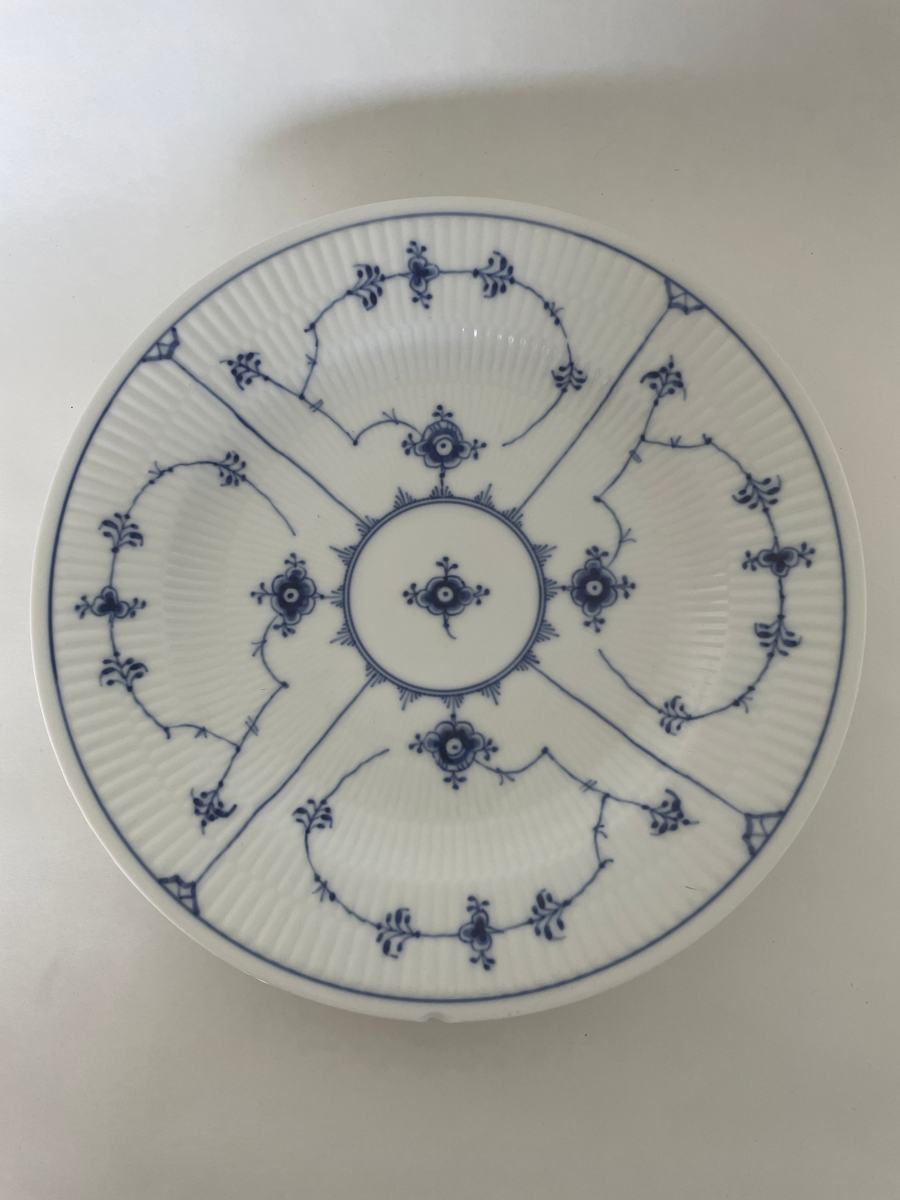 Royal Copenhagen Musselmalet Riflet middagstallerken nr. 1/175