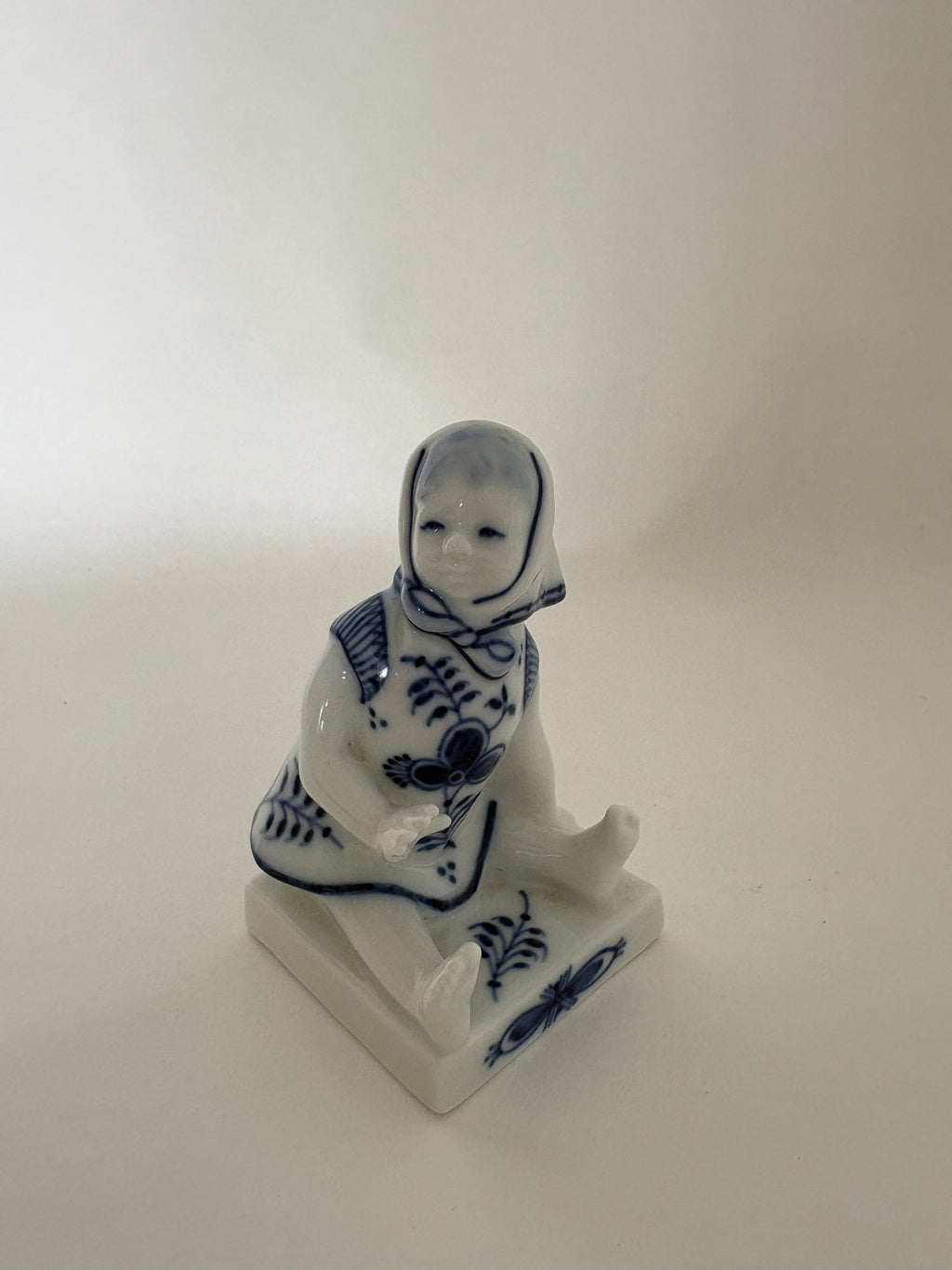 Royal Copenhagen Musselmalet siddende pige nr. 1/4793