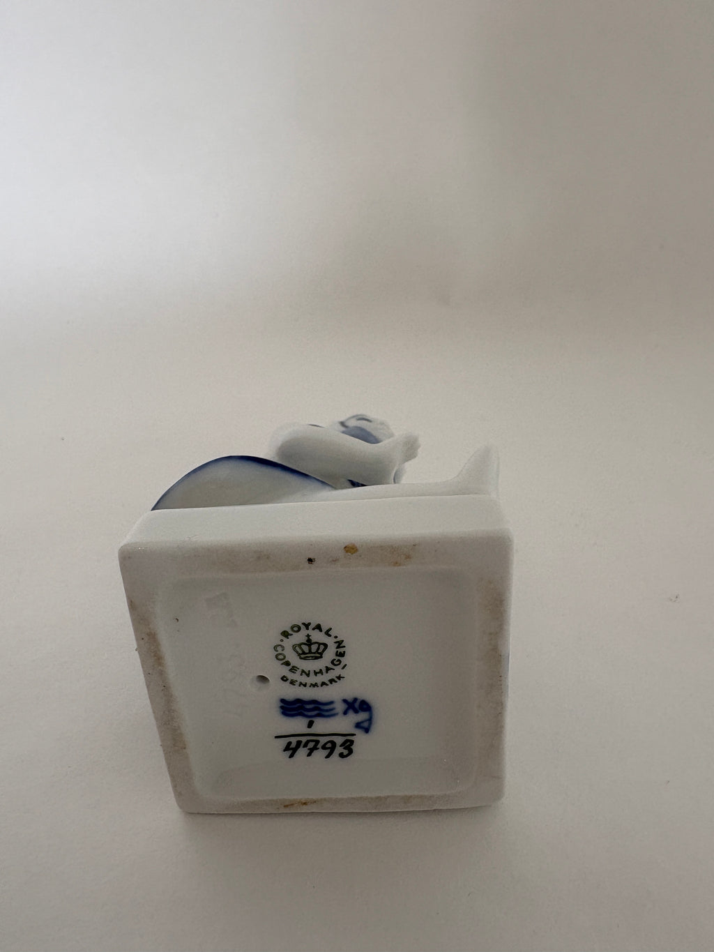 Royal Copenhagen Musselmalet siddende pige nr. 1/4793