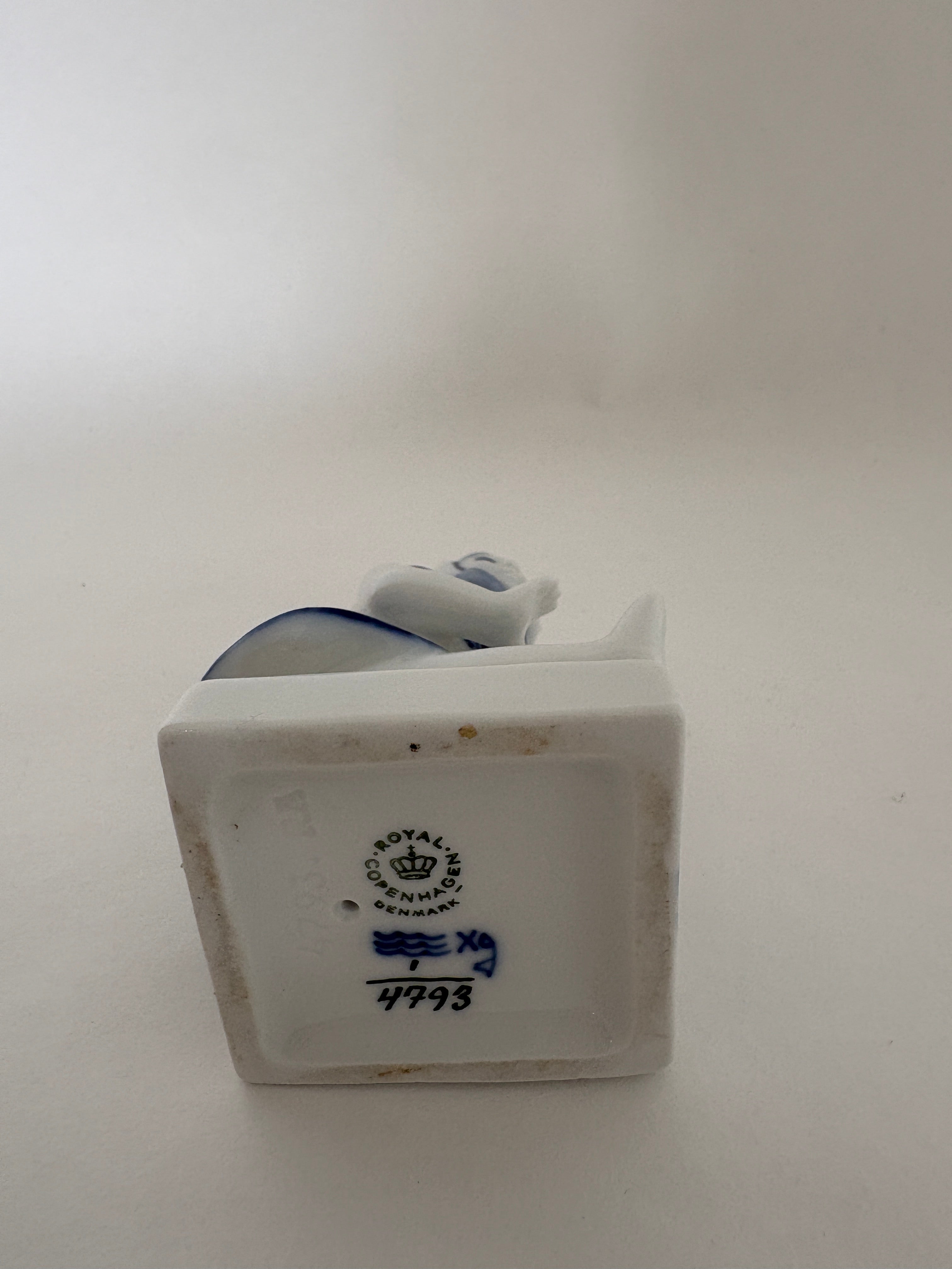 Royal Copenhagen Musselmalet siddende pige nr. 1/4793
