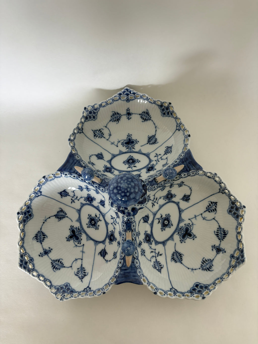 Royal Copenhagen Musselmalet Helblonde kabaretfad nr. 1/1005