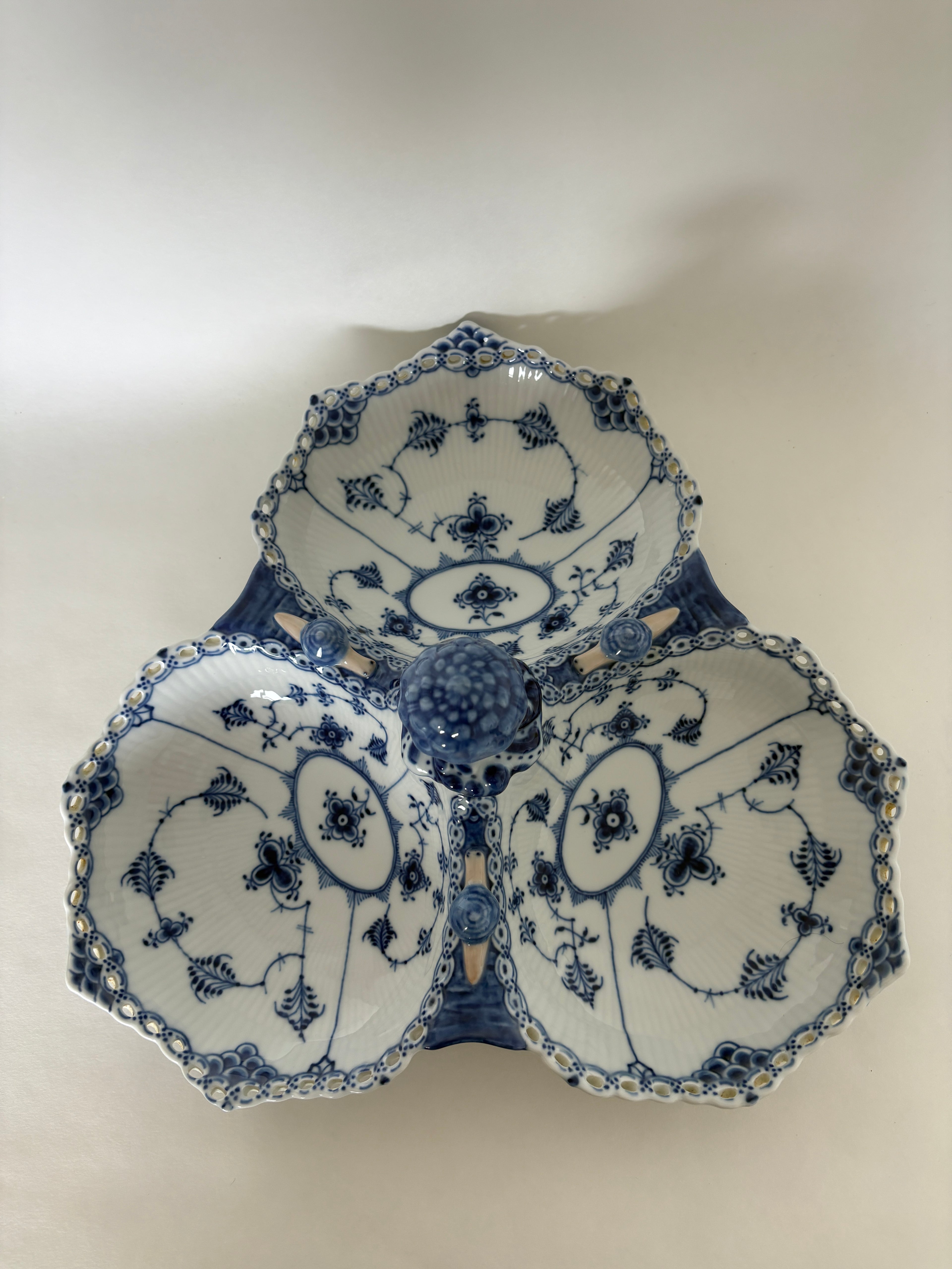 Royal Copenhagen Musselmalet Helblonde kabaretfad nr. 1/1005
