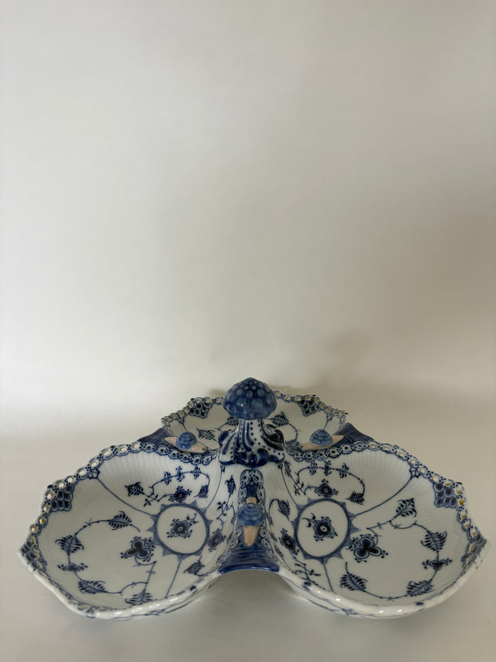 Royal Copenhagen Musselmalet Helblonde kabaretfad nr. 1/1005