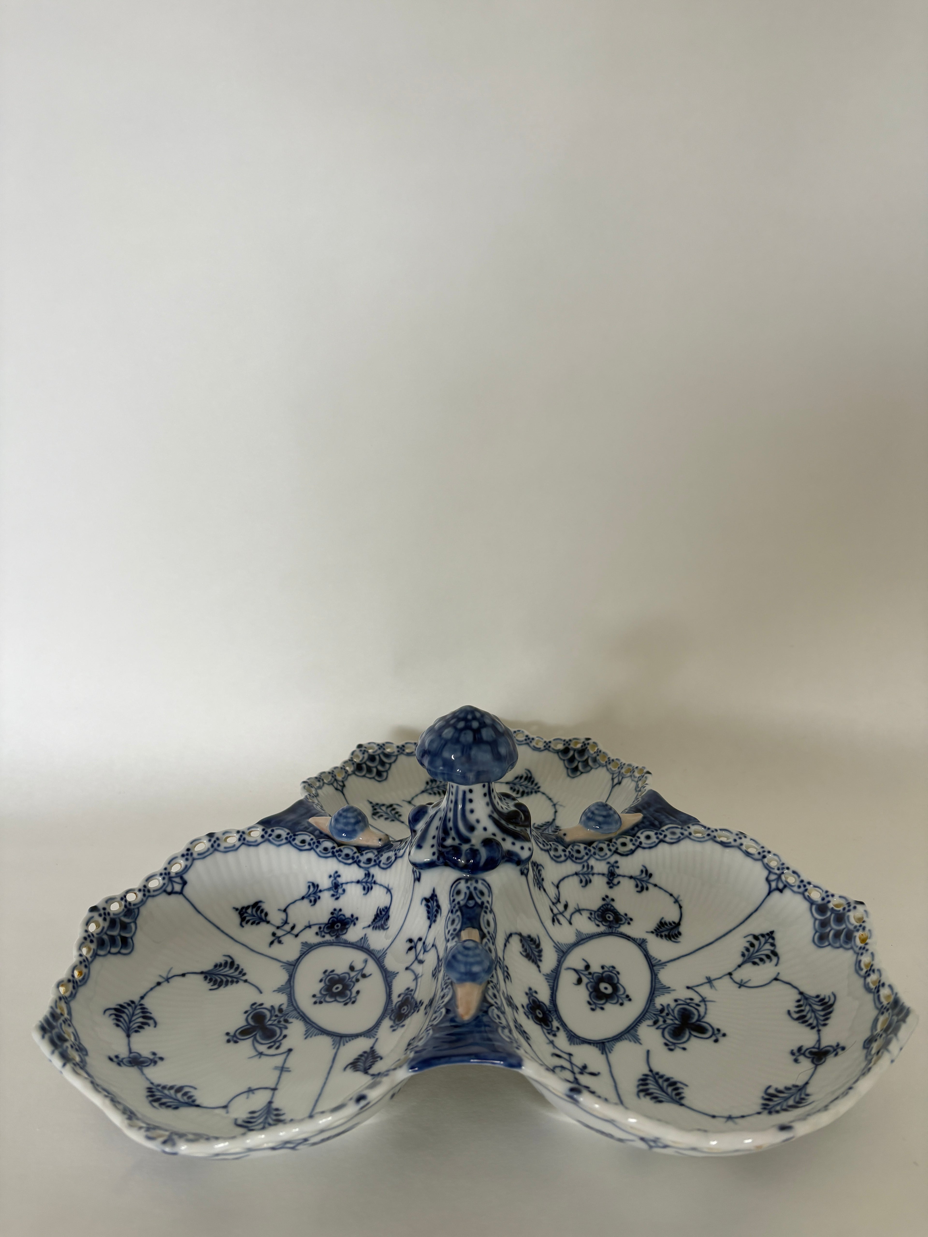Royal Copenhagen Musselmalet Helblonde kabaretfad nr. 1/1005