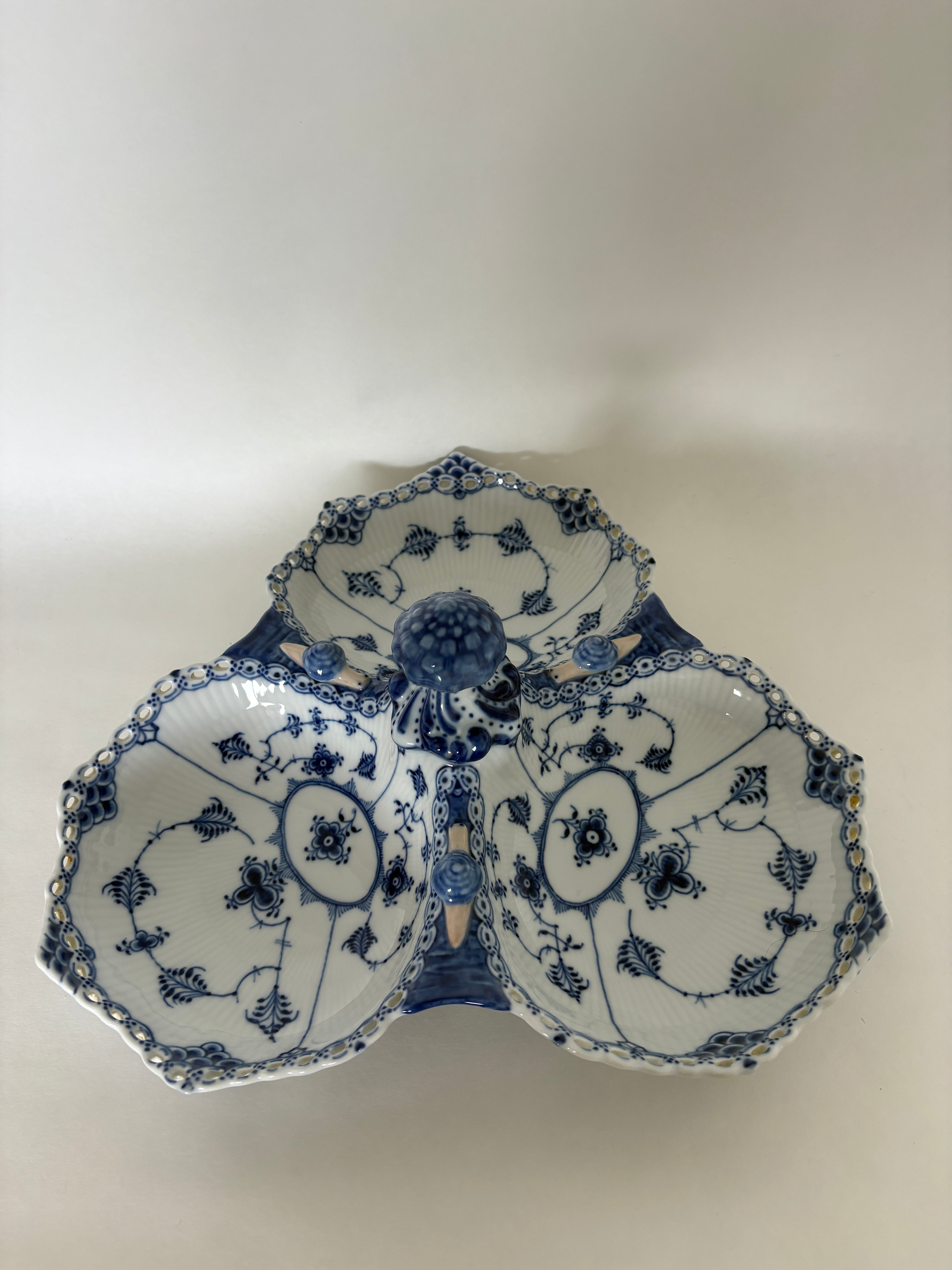 Royal Copenhagen Musselmalet Helblonde kabaretfad nr. 1/1005