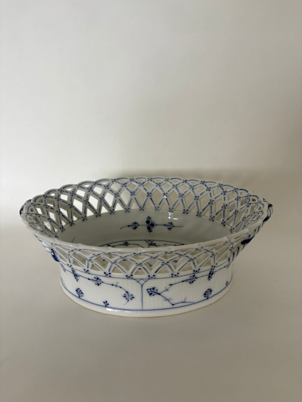 Royal Copenhagen Musselmalet Helblonde frugtkurv nr. 1/1057