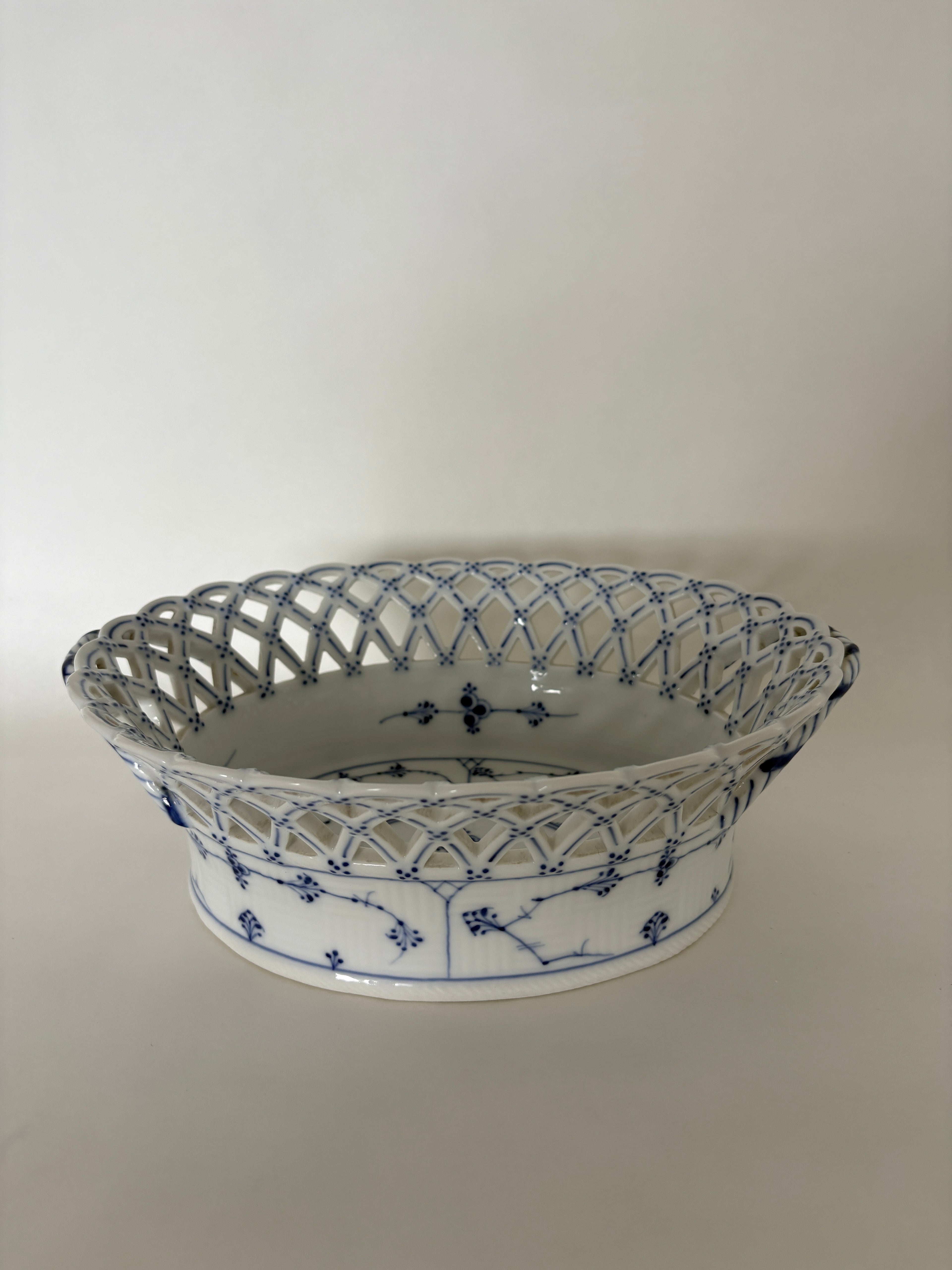 Royal Copenhagen Musselmalet Helblonde frugtkurv nr. 1/1057