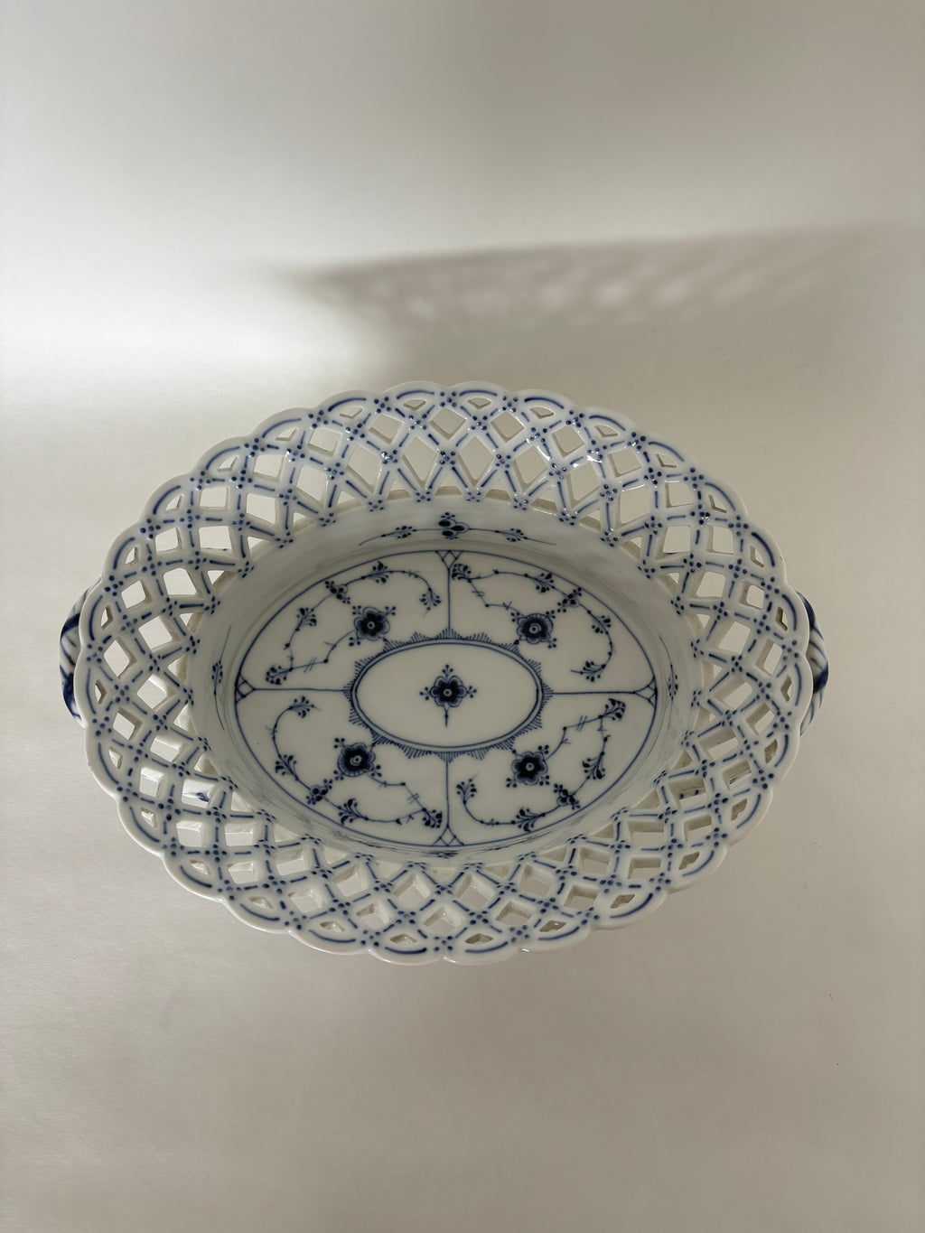 Royal Copenhagen Musselmalet Helblonde frugtkurv nr. 1/1057