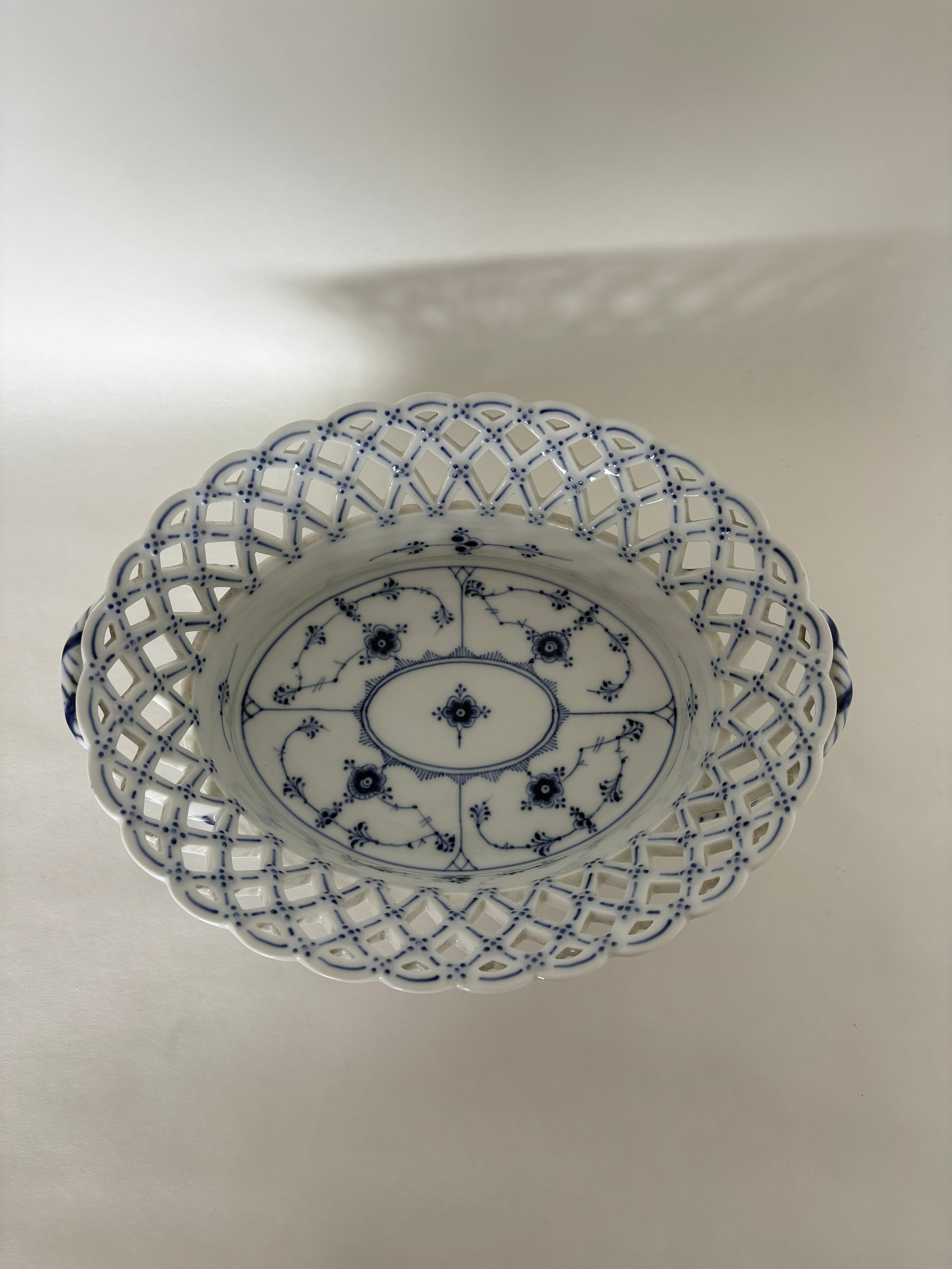 Royal Copenhagen Musselmalet Helblonde frugtkurv nr. 1/1057
