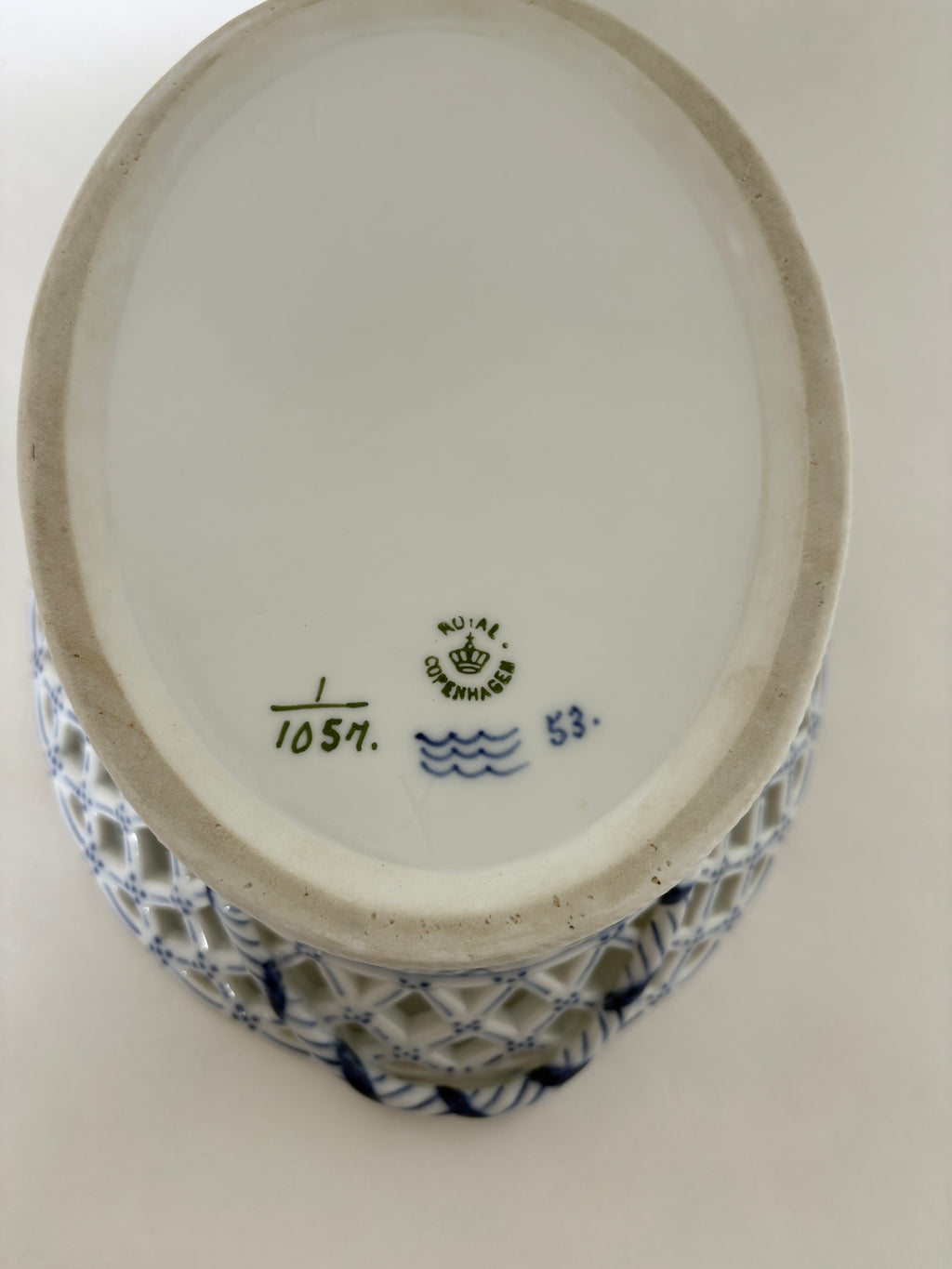Royal Copenhagen Musselmalet Helblonde frugtkurv nr. 1/1057