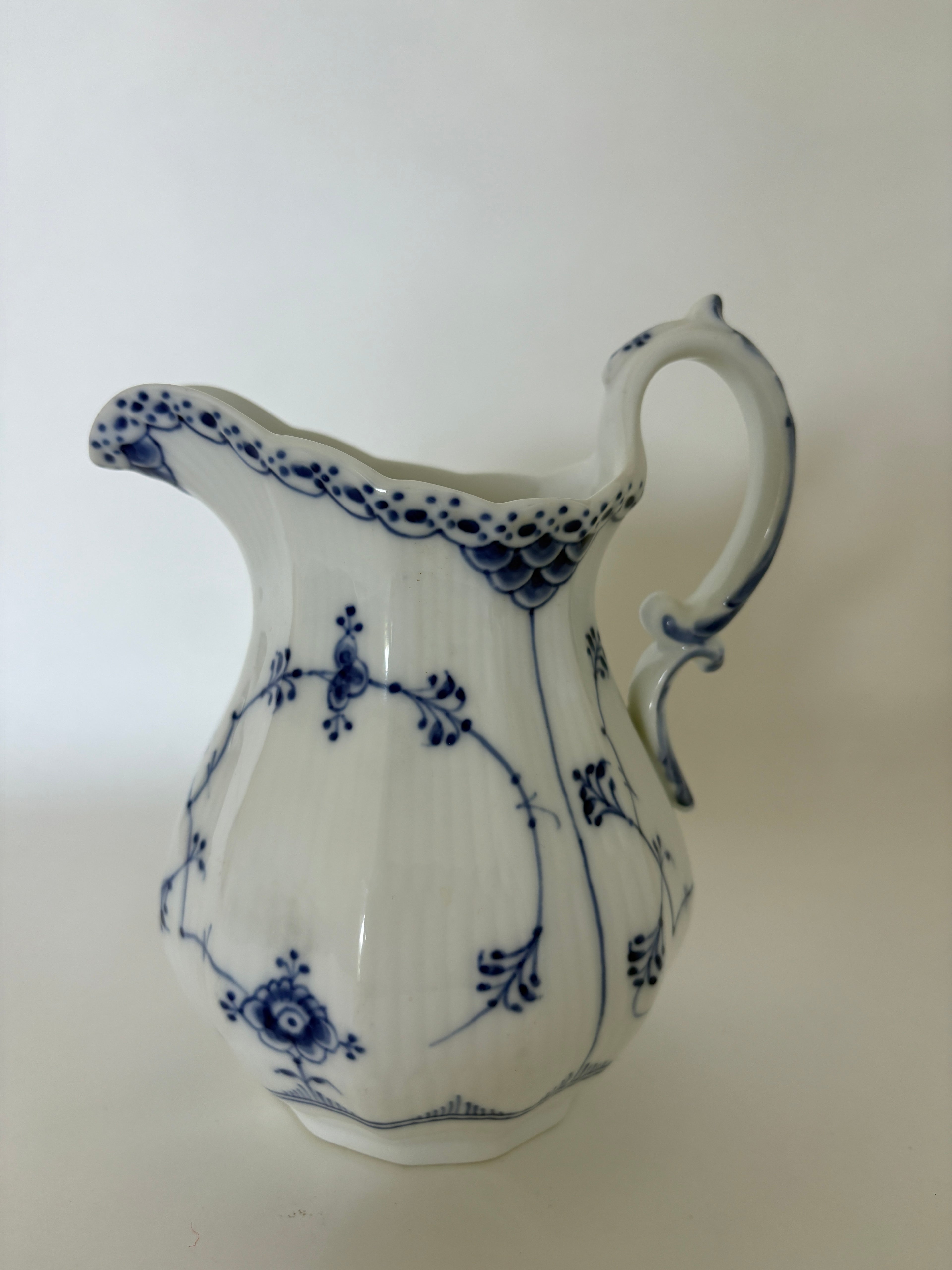 Royal Copenhagen Musselmalet Halvblonde mælkekande nr. 1/645