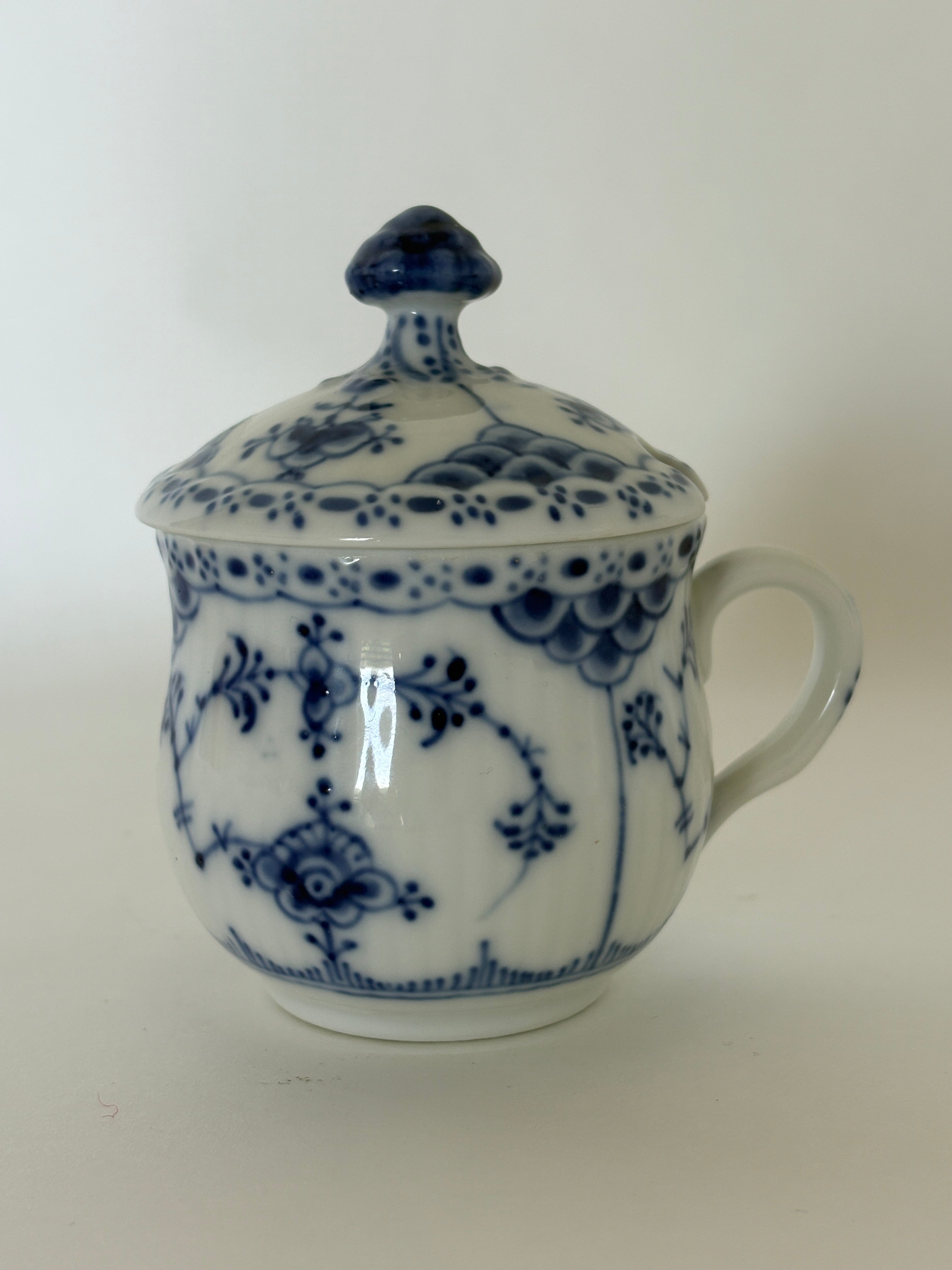 Royal Copenhagen Musselmalet Halvblonde sennepskrukke med låg nr. 1/744