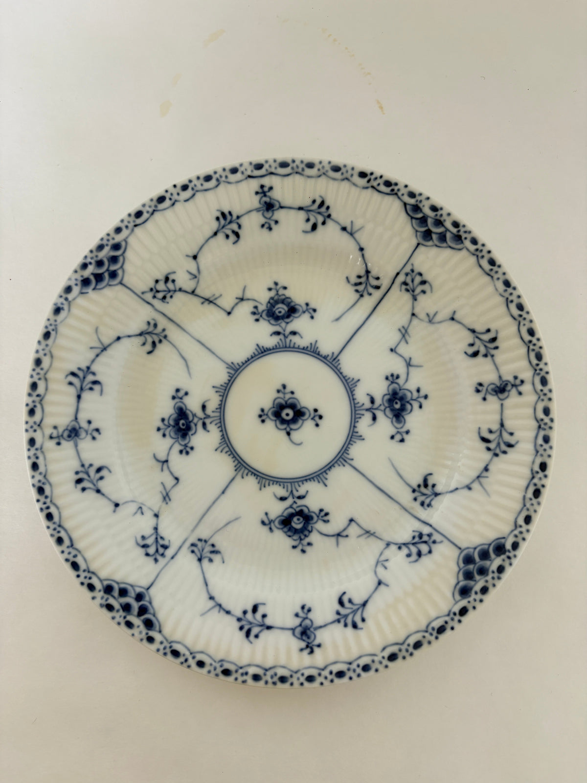 Royal Copenhagen Musselmalet Halvblonde frokosttallerken nr. 1/573