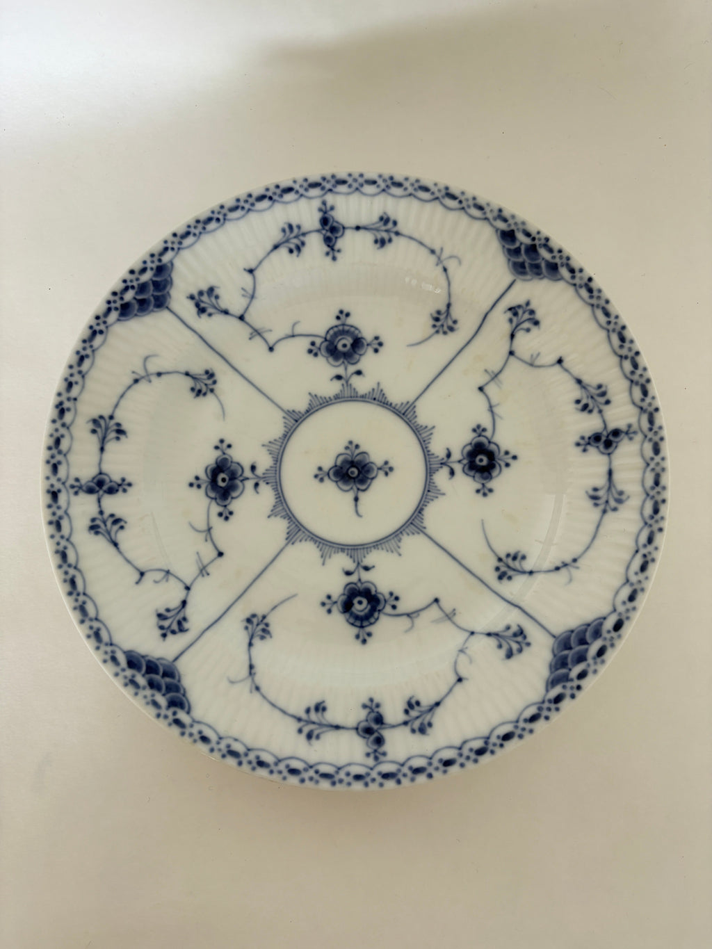 Royal Copenhagen Musselmalet Halvblonde frokosttallerken nr. 1/572