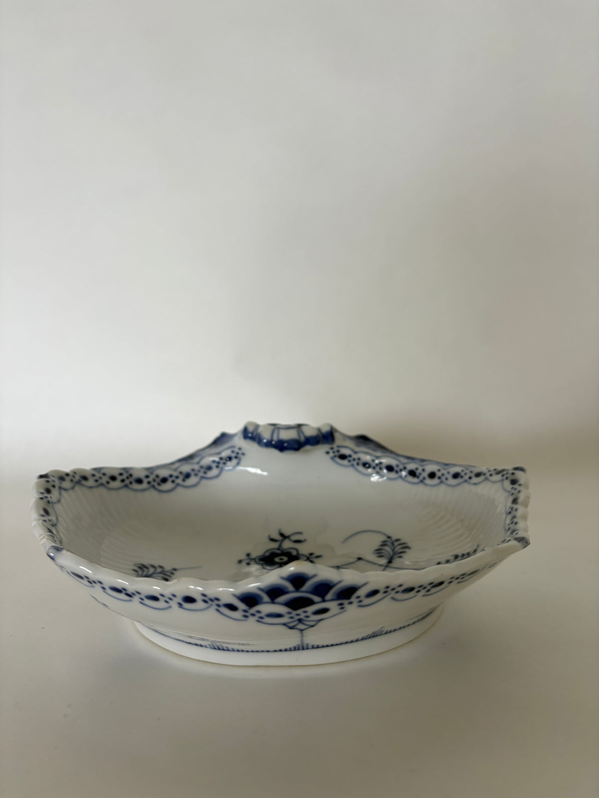 Royal Copenhagen Musselmalet Halvblonde asiet nr. 1/556