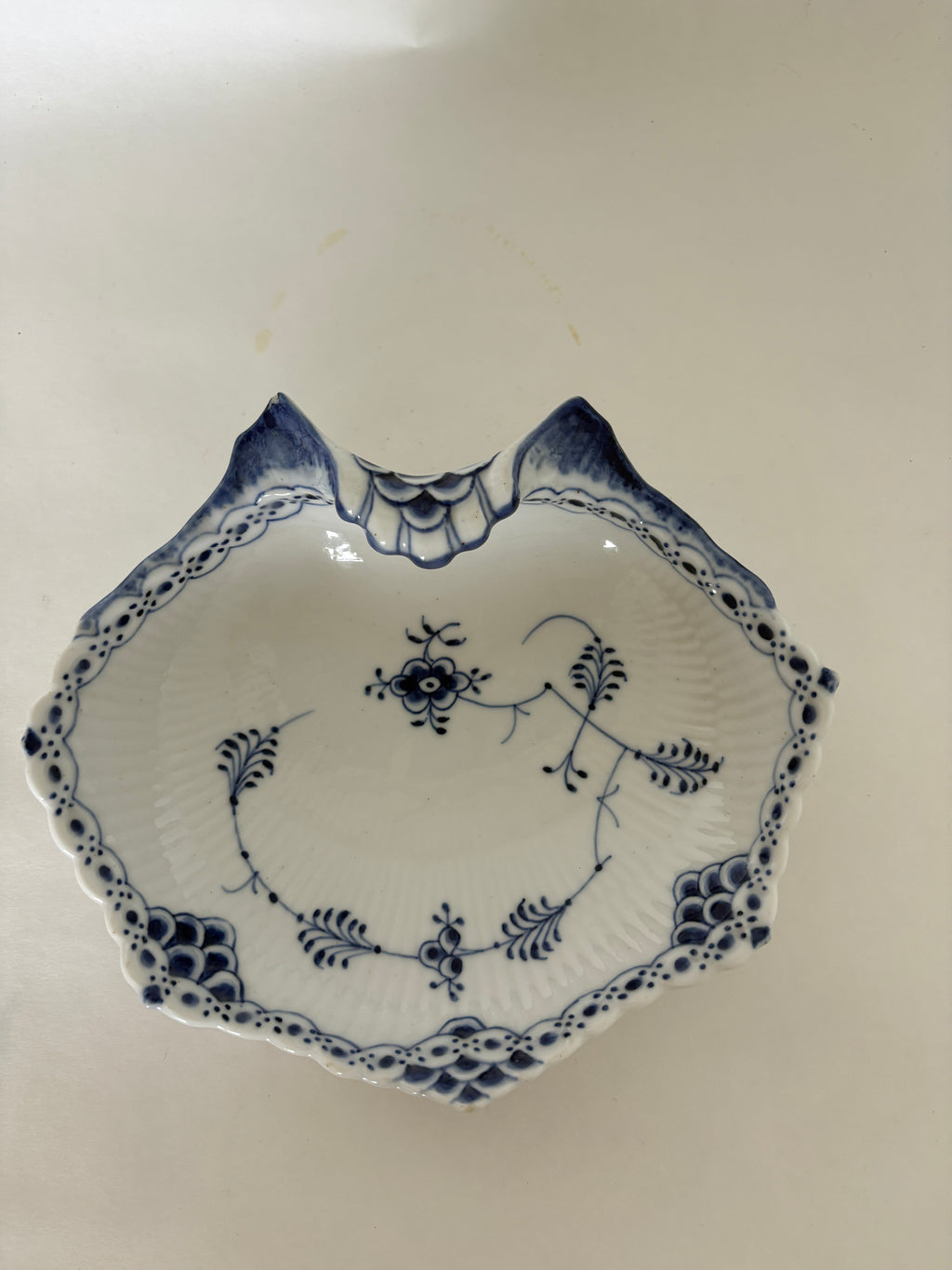 Royal Copenhagen Musselmalet Halvblonde asiet nr. 1/556
