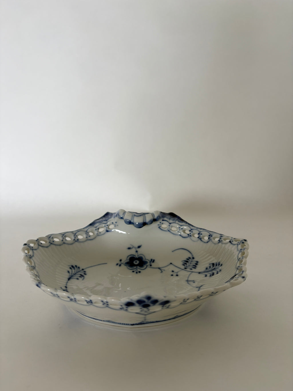 Royal Copenhagen Musselmalet Helblonde asiet nr. 1/1074