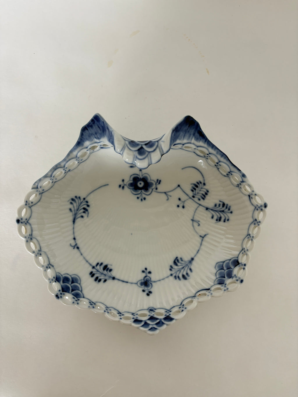 Royal Copenhagen Musselmalet Helblonde asiet nr. 1/1074
