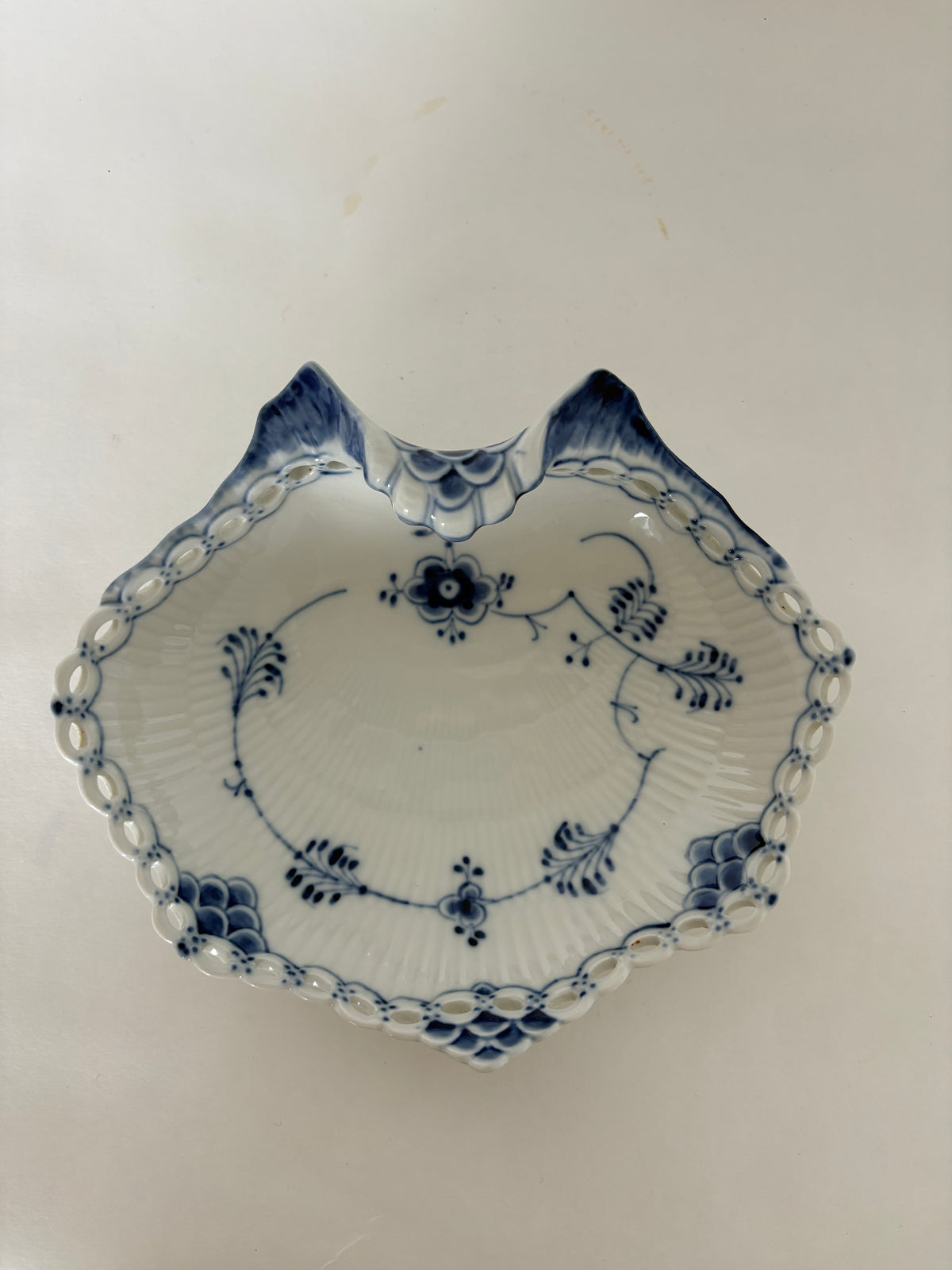 Royal Copenhagen Musselmalet Helblonde asiet nr. 1/1074