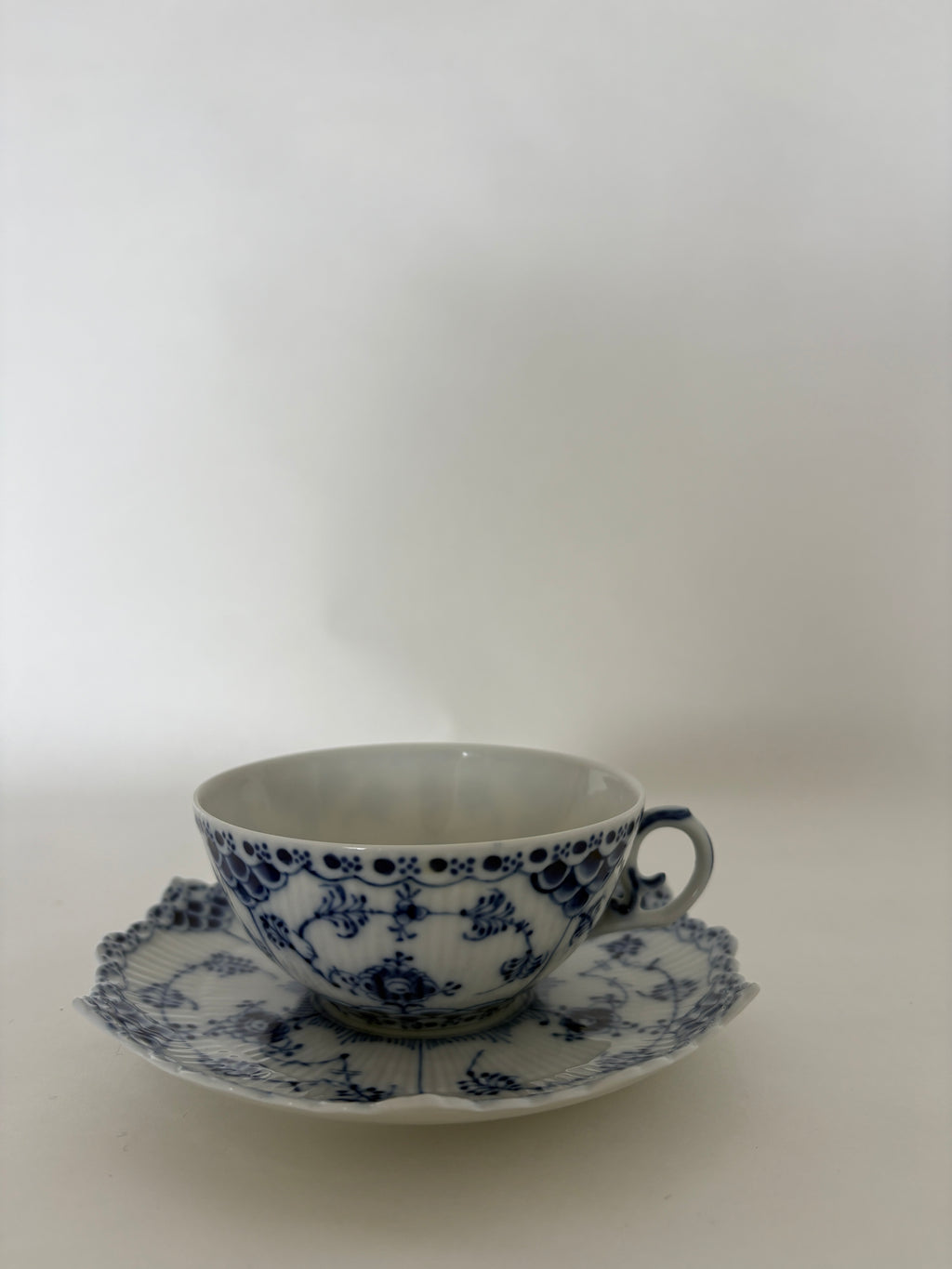 Royal Copenhagen Musselmalet Halvblonde tekop med underkop nr. 1/1130