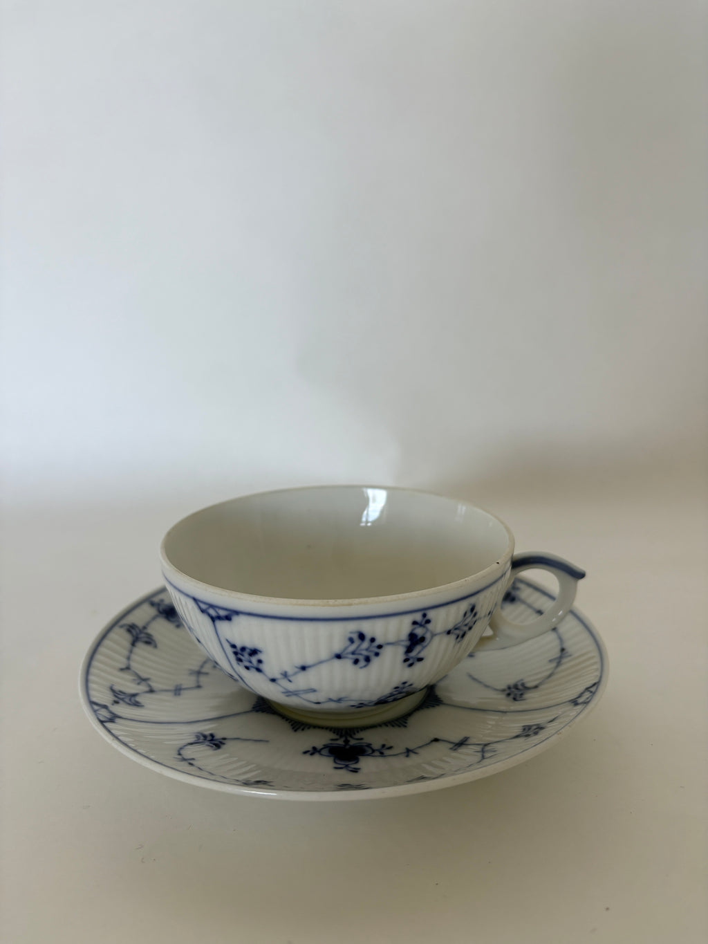 Royal Copenhagen Musselmalet Riflet tekop med underkop nr. 76