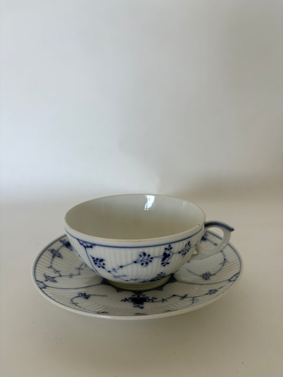 Royal Copenhagen Musselmalet Riflet tekop med underkop nr. 76