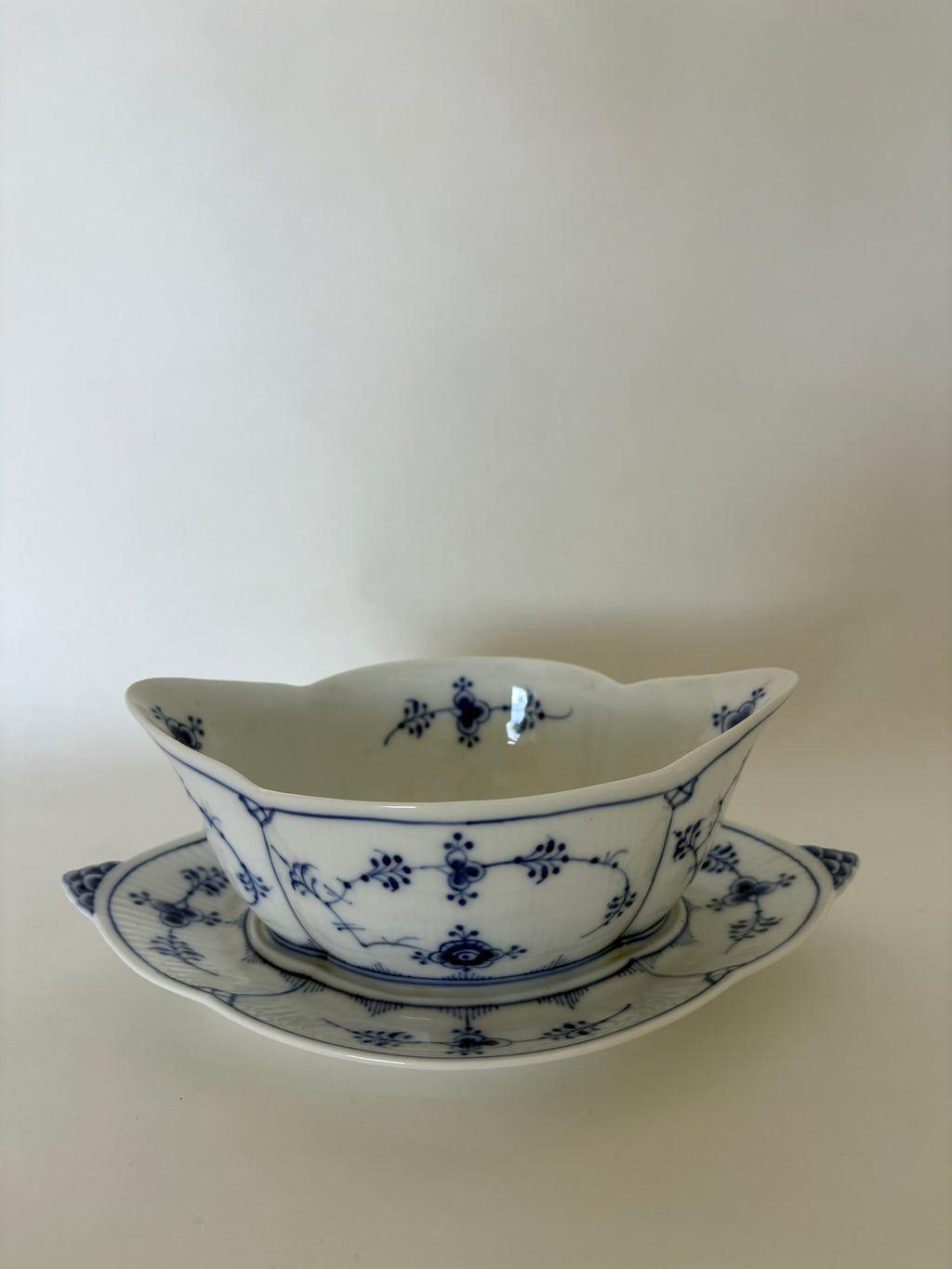 Royal Copenhagen Musselmalet Riflet sauceskål med fast underfad nr. 1/204