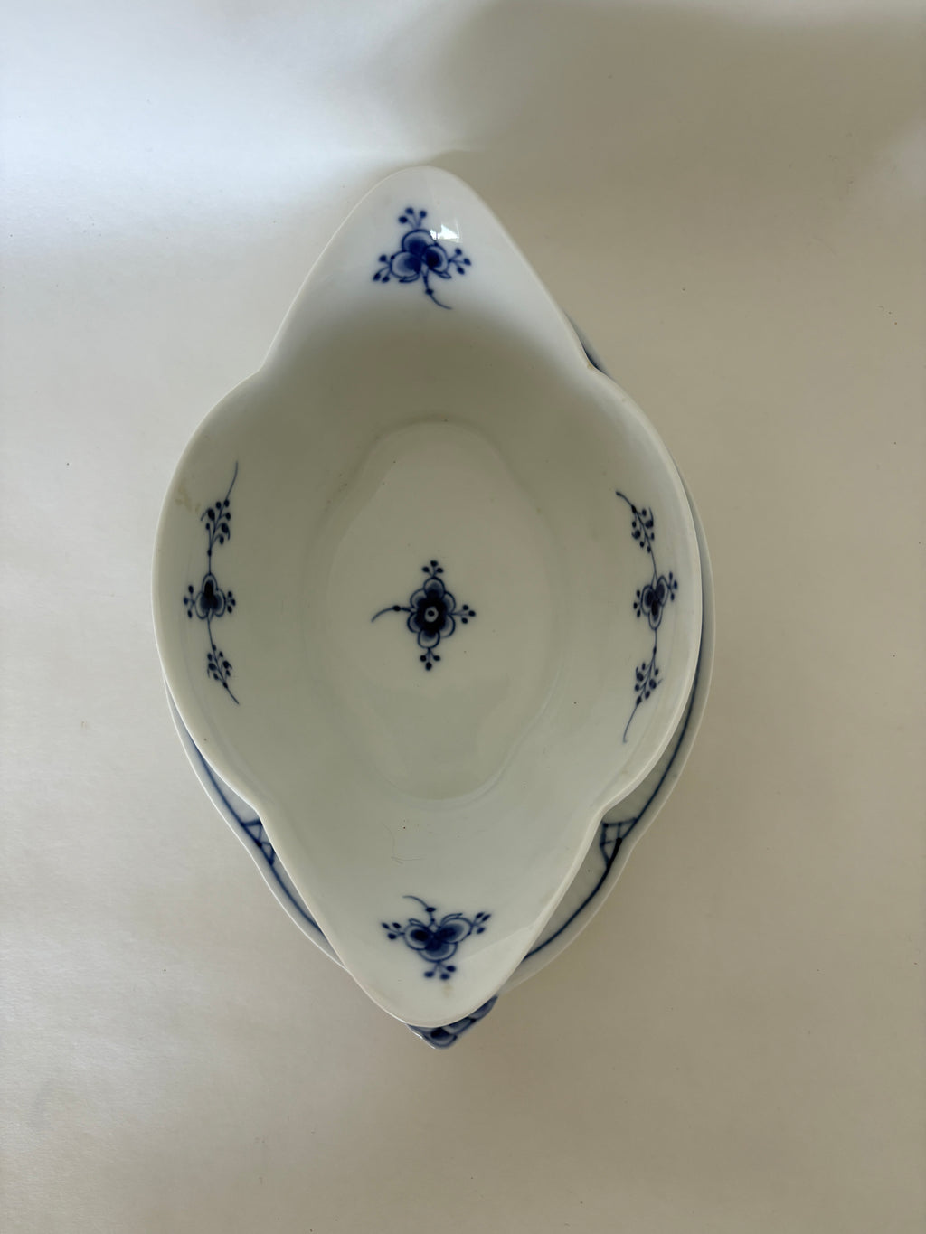 Royal Copenhagen Musselmalet Riflet sauceskål med fast underfad nr. 1/204