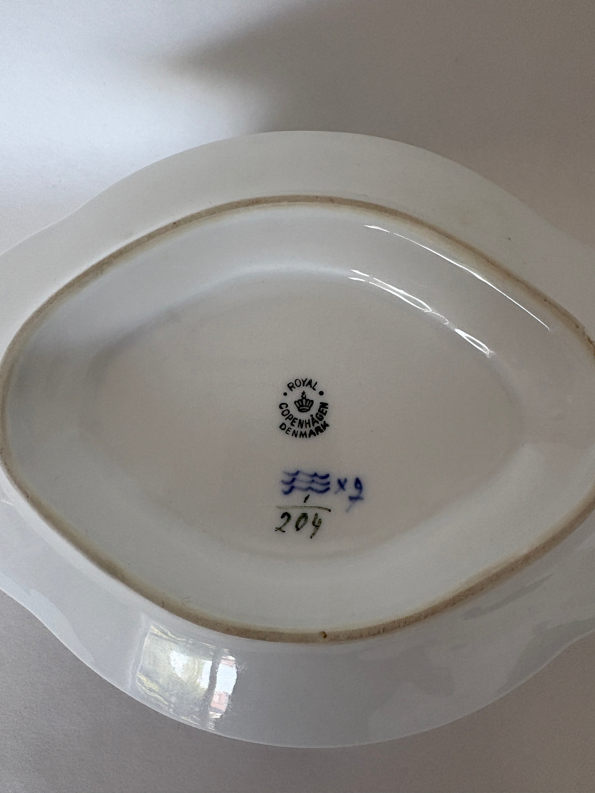 Royal Copenhagen Musselmalet Riflet sauceskål med fast underfad nr. 1/204