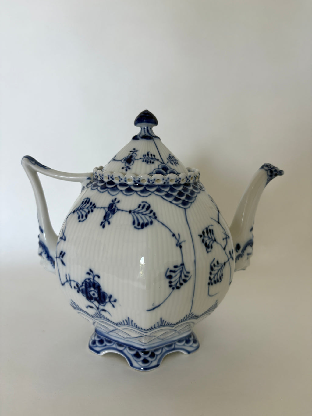 Royal Copenhagen Musselmalet Helblonde djævlehoved tekande med låg nr. 1/1119