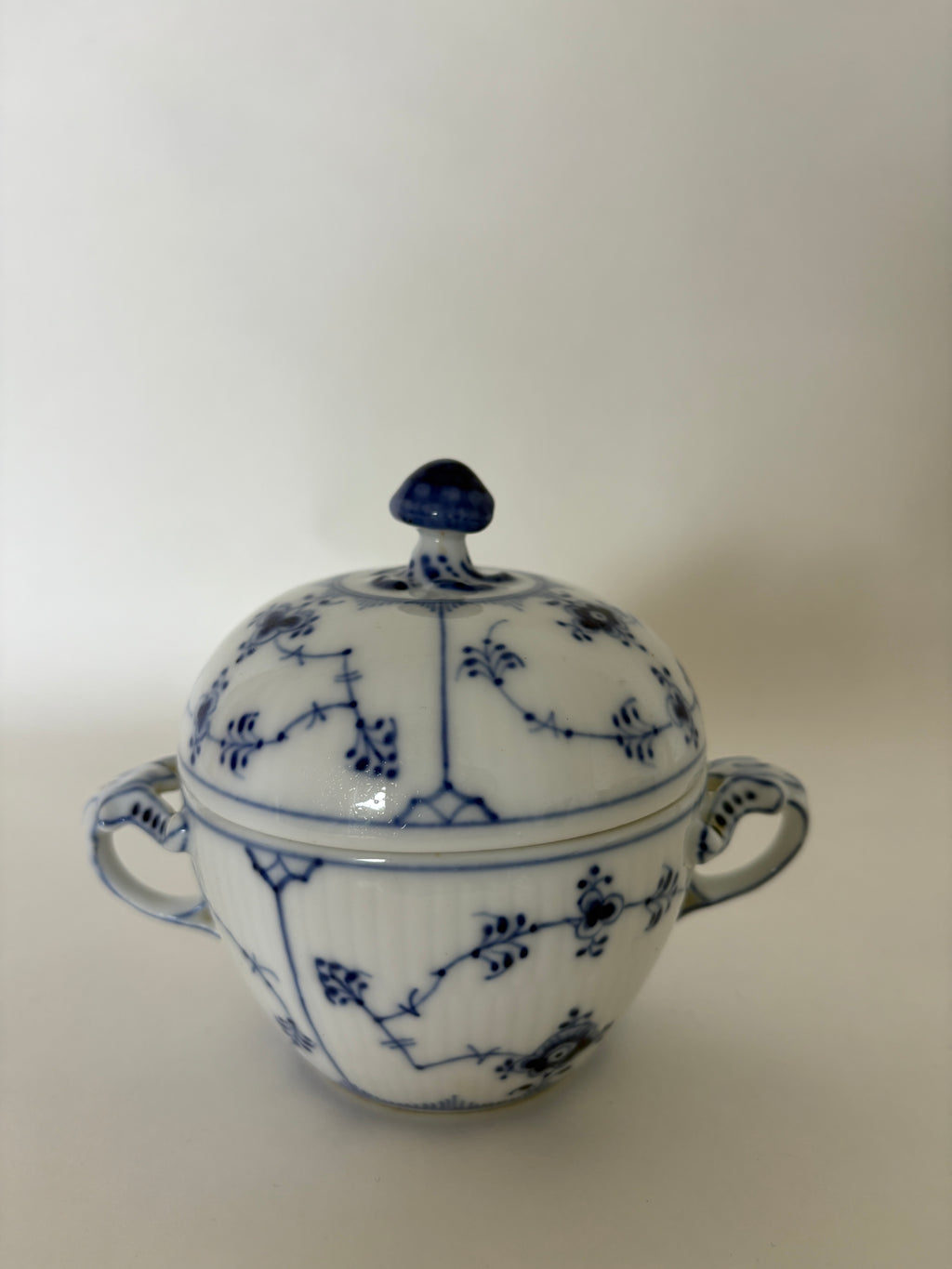 Royal Copenhagen Musselmalet Riflet sukkerskål med låg nr. 1/244