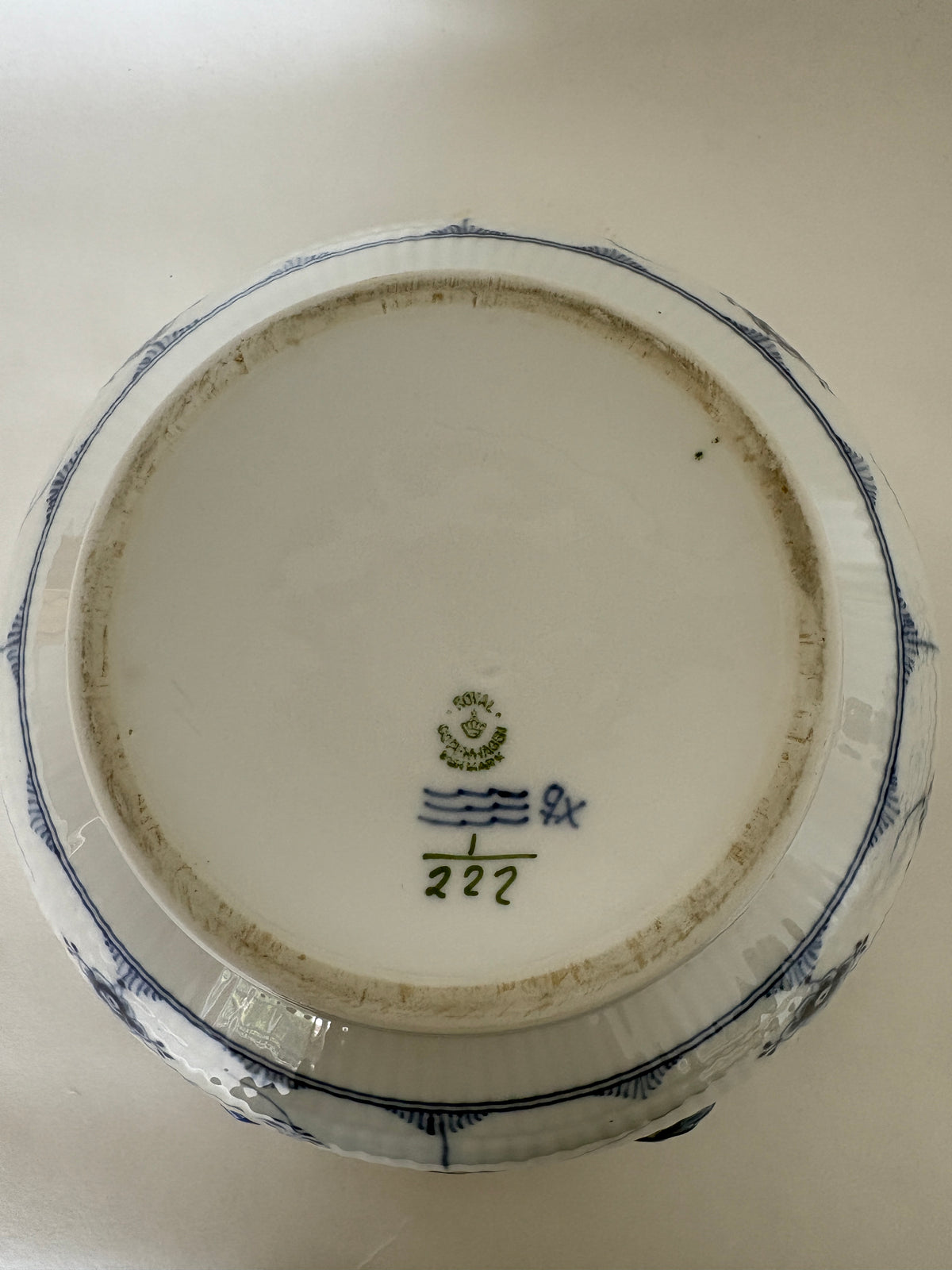 Royal Copenhagen Musselmalet Riflet terrin med låg nr. 1/222