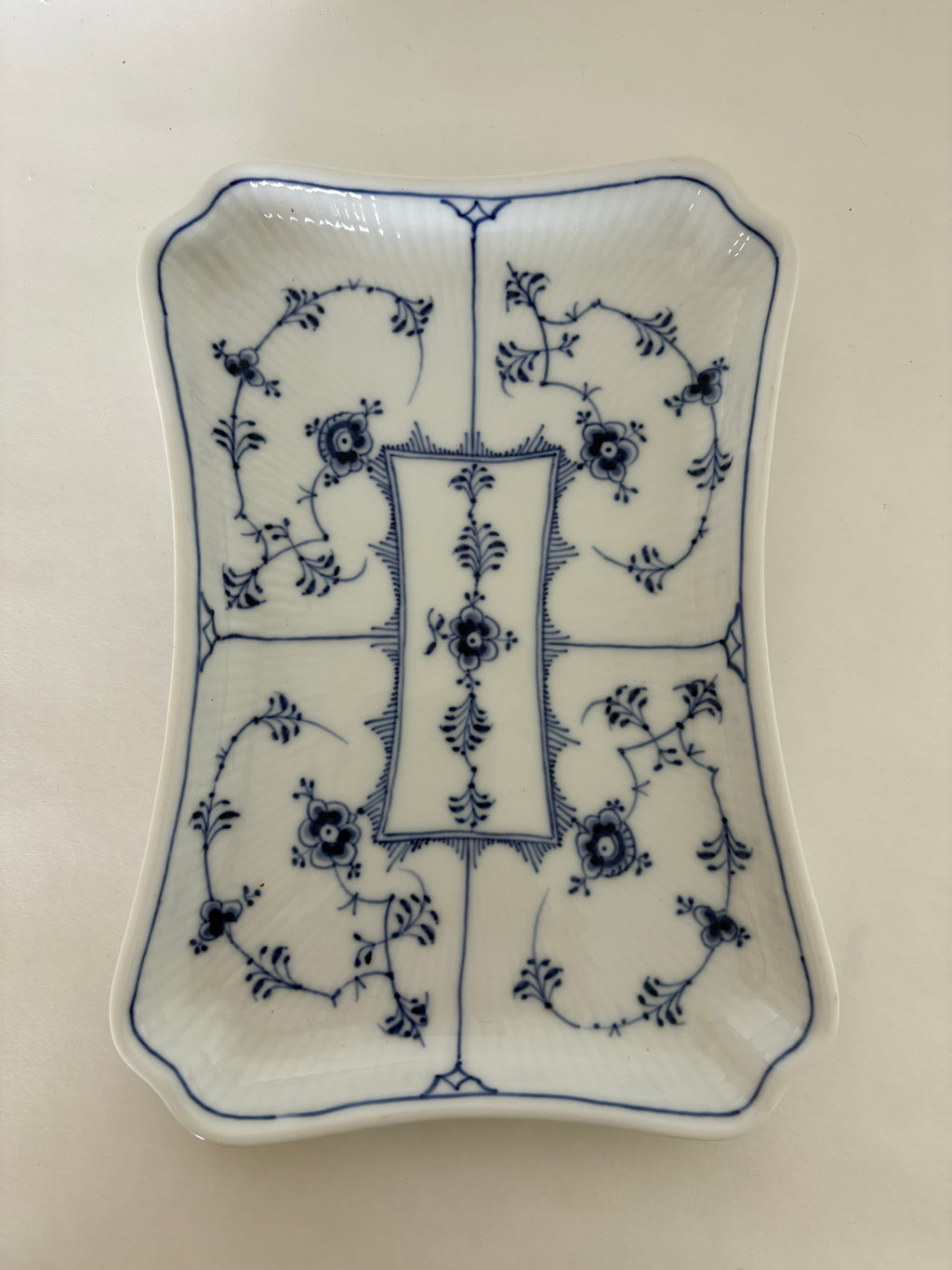 Royal Copenhagen Musselmalet Riflet bakke nr. 1/269