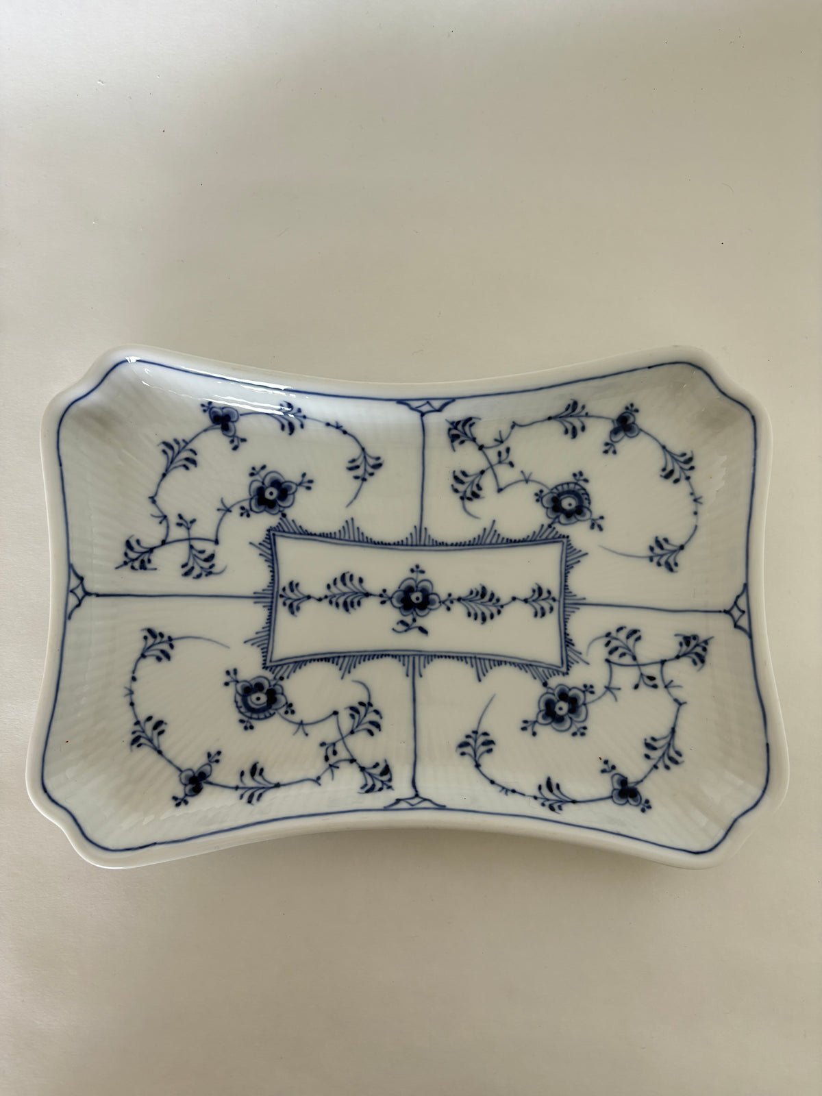 Royal Copenhagen Musselmalet Riflet bakke nr. 1/269