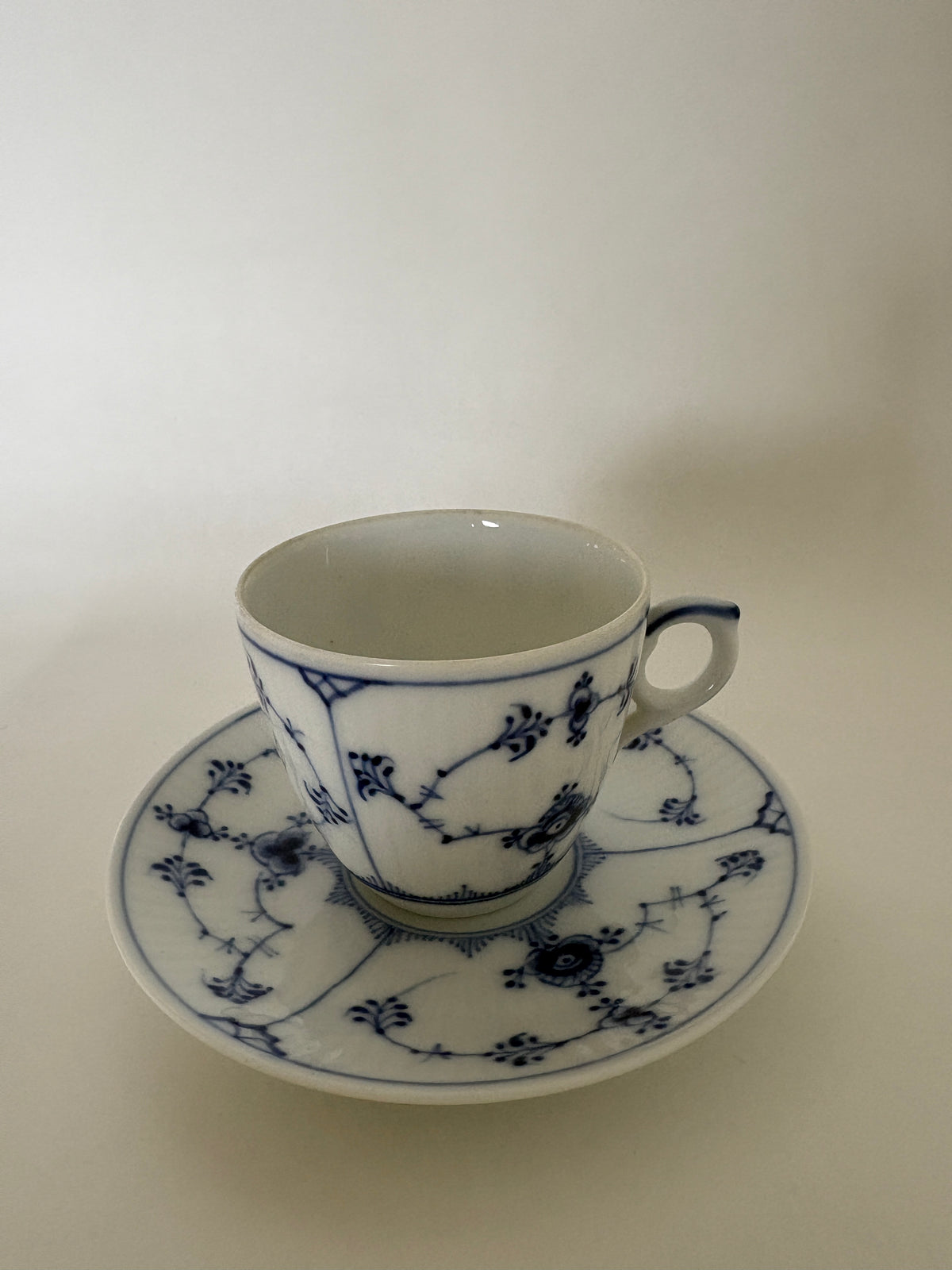 Royal Copenhagen Musselmalet Riflet kaffekop med underkop nr. 1/80