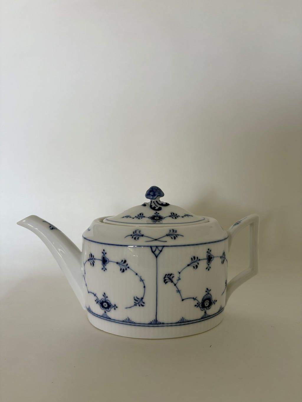 Royal Copenhagen Musselmalet Riflet tekande med låg nr. 1/254