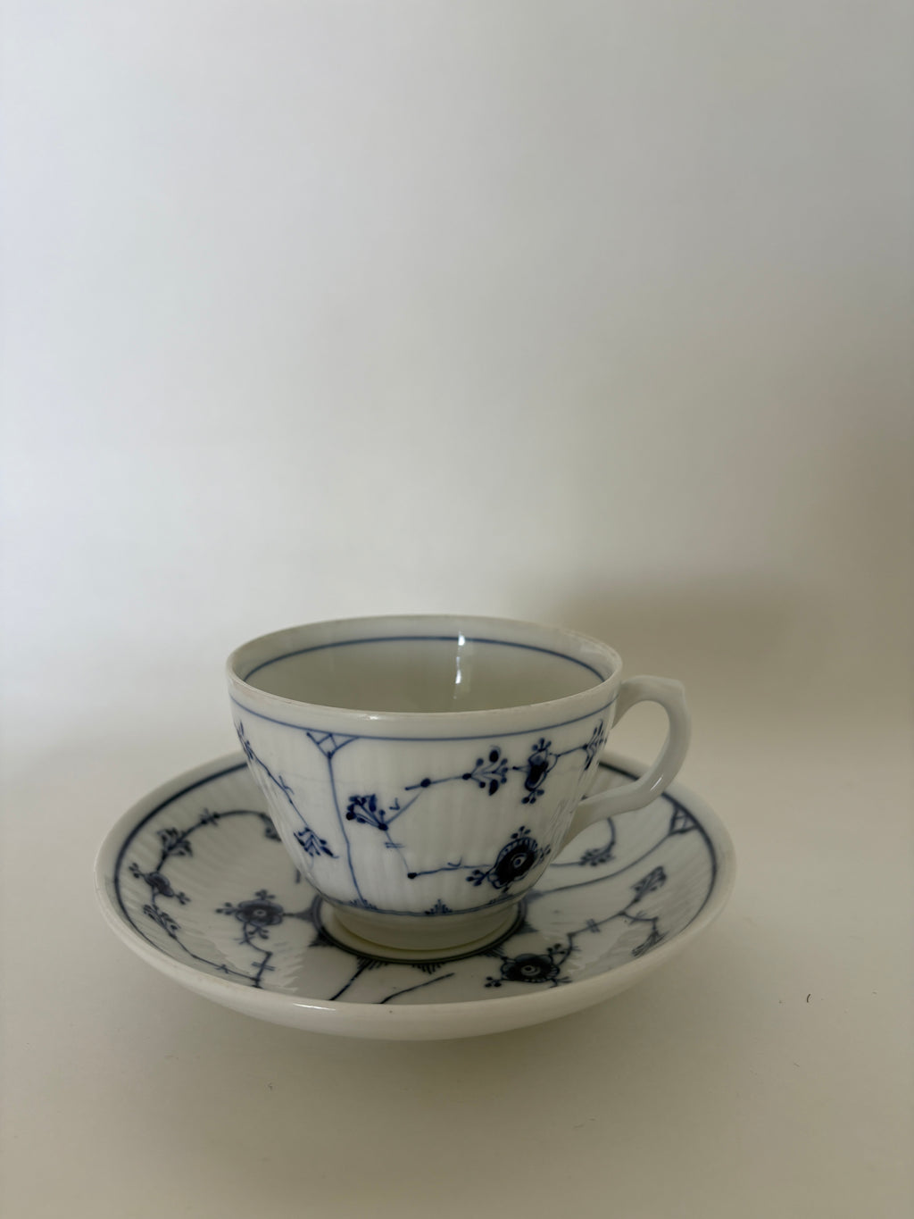Royal Copenhagen Musselmalet Riflet stor tekop med underkop nr. 1/71
