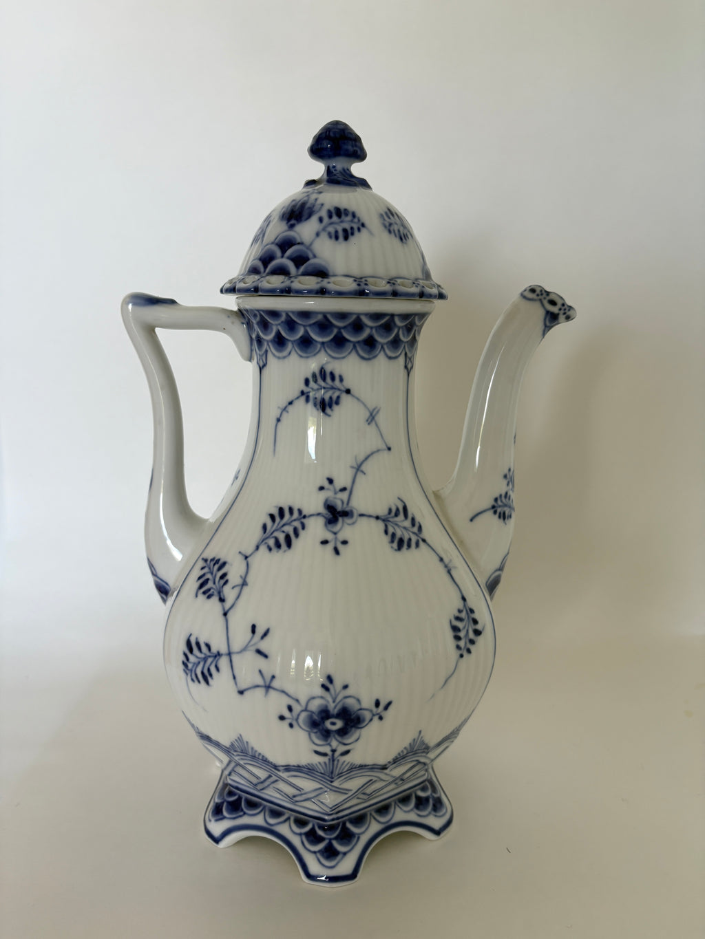 Royal Copenhagen Musselmalet Helblonde stor kaffekande med låg nr. 1/1202