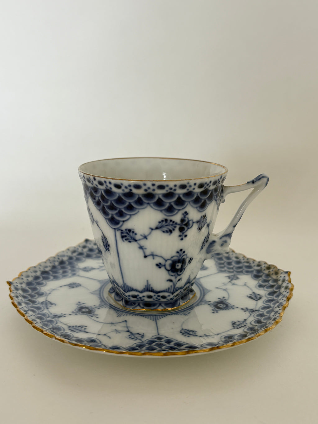 Royal Copenhagen Musselmalet Helblonde djævlehoved kaffekop og underkop med guld nr. 1/1036