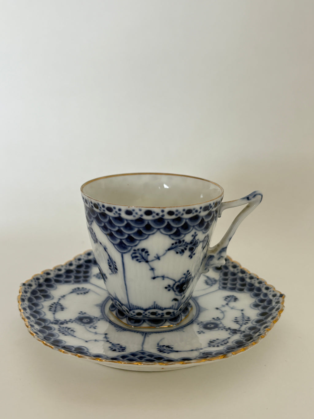 Royal Copenhagen Musselmalet Helblonde djævlehoved kaffekop og underkop med guld nr. 1/1036.