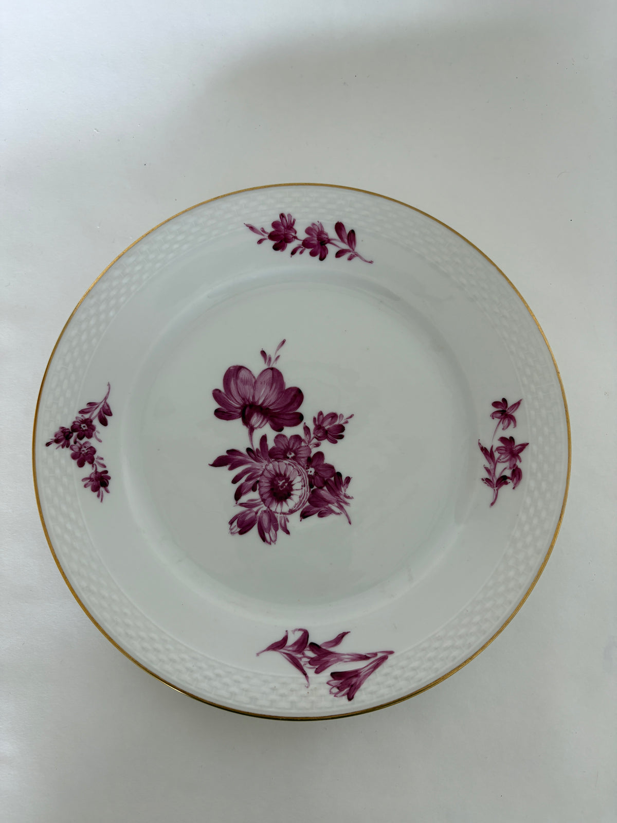 Royal Copenhagen Purpur Flettet med guldkant frokosttallerken nr. 8100