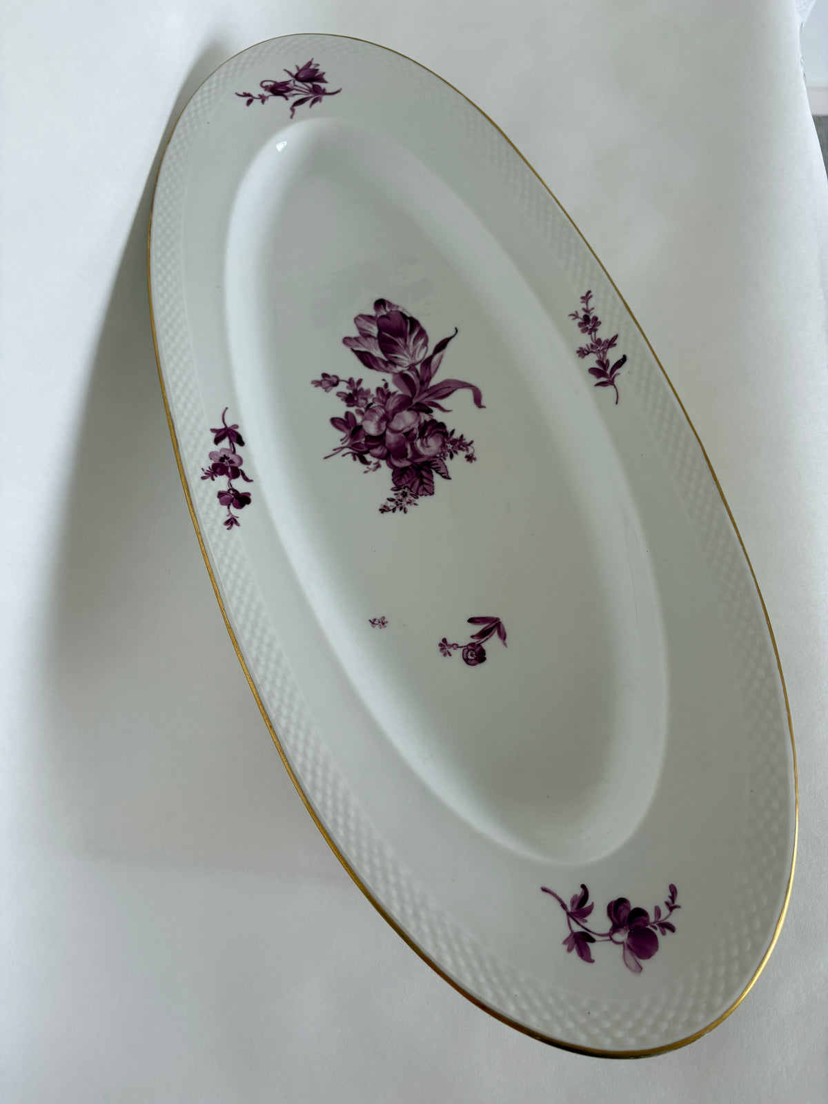 Royal Copenhagen Purpur Flettet med guldkant fiskefad nr. 8022
