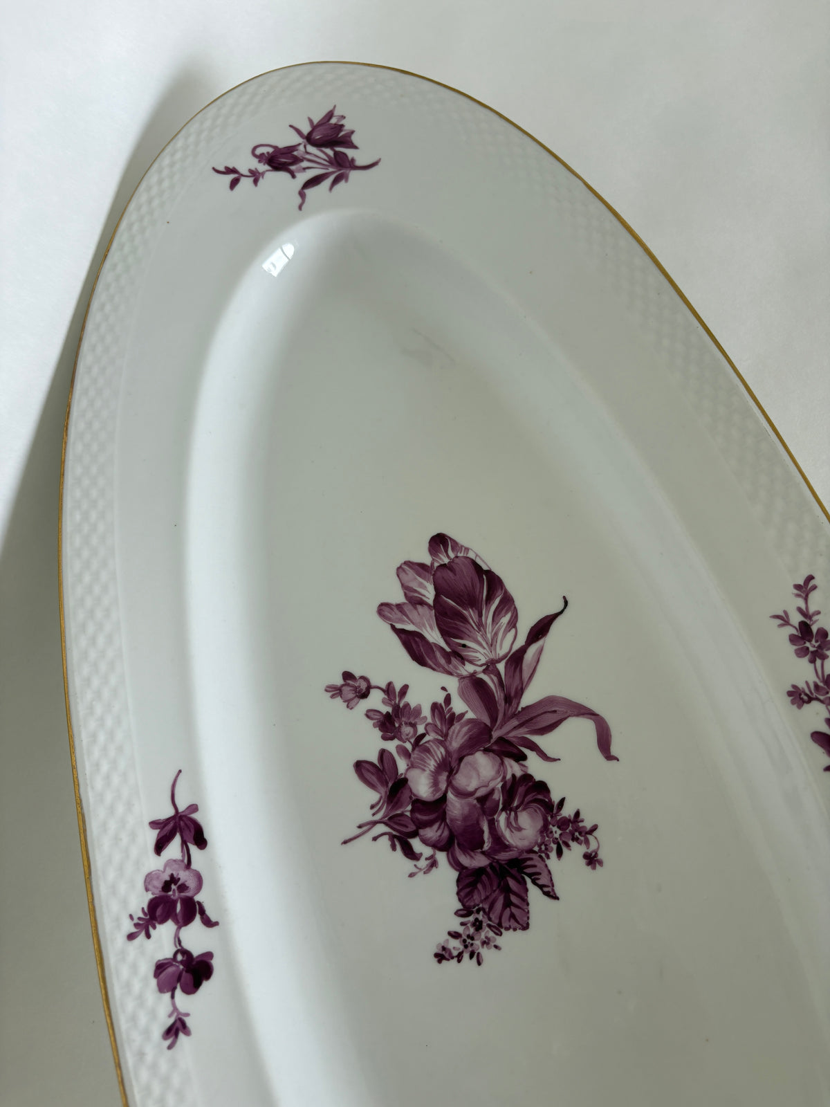 Royal Copenhagen Purpur Flettet med guldkant fiskefad nr. 8022