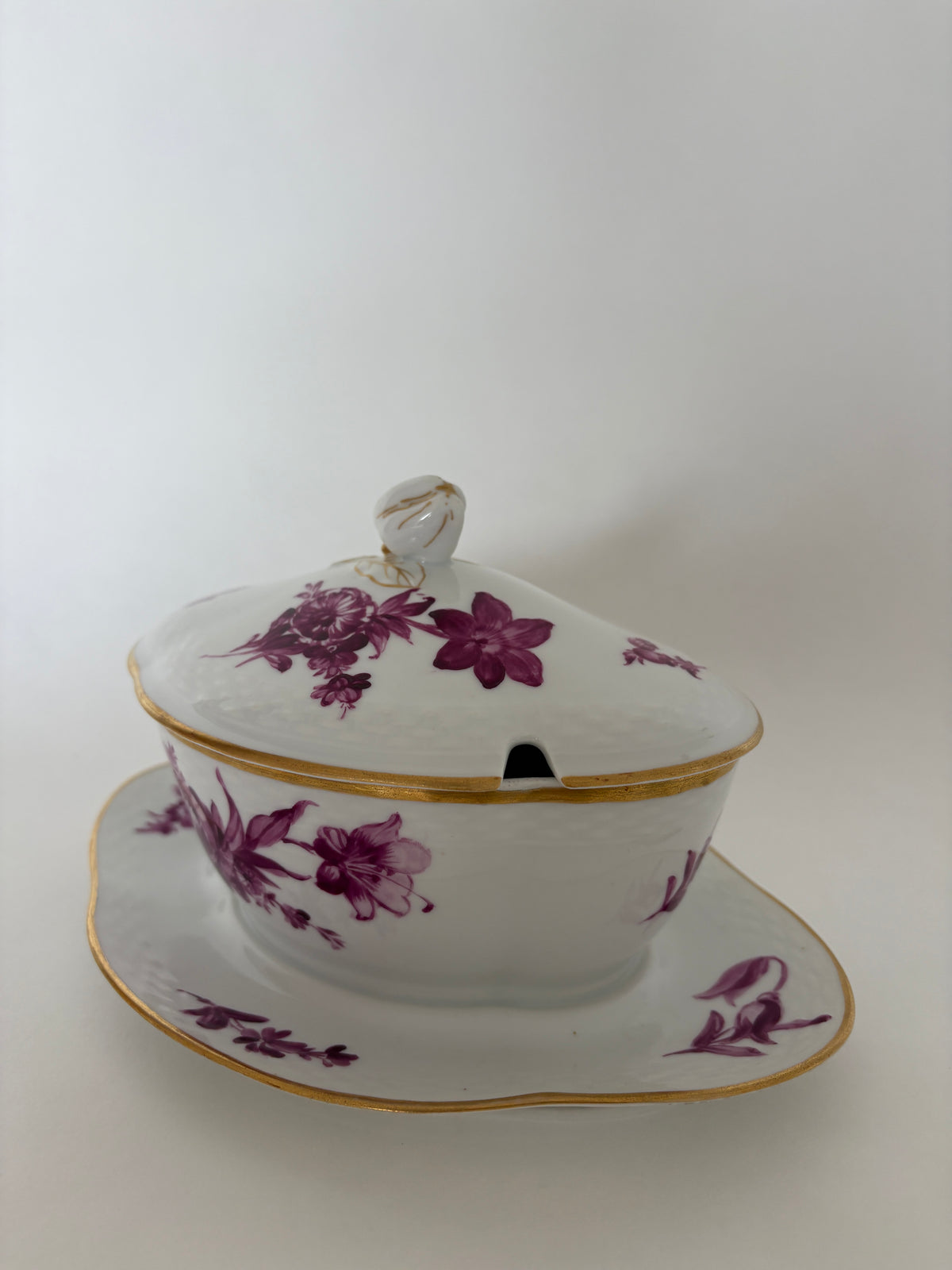 Royal Copenhagen Purpur Flettet med guldkant sovseskål med fast underfad og låg nr. 8160
