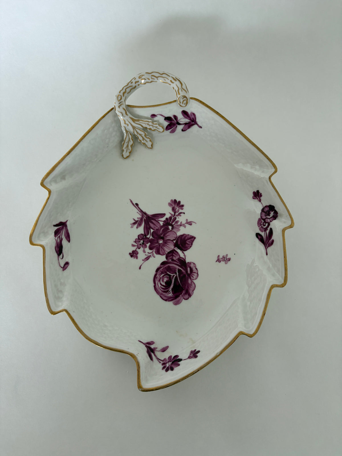 Royal Copenhagen Purpur Flettet med guldkant lille asiet nr. 8001