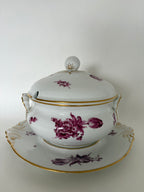 Royal Copenhagen Purpur Flettet med guld terrin med låg nr. 8112 og tilhørende underfad nr. 8115