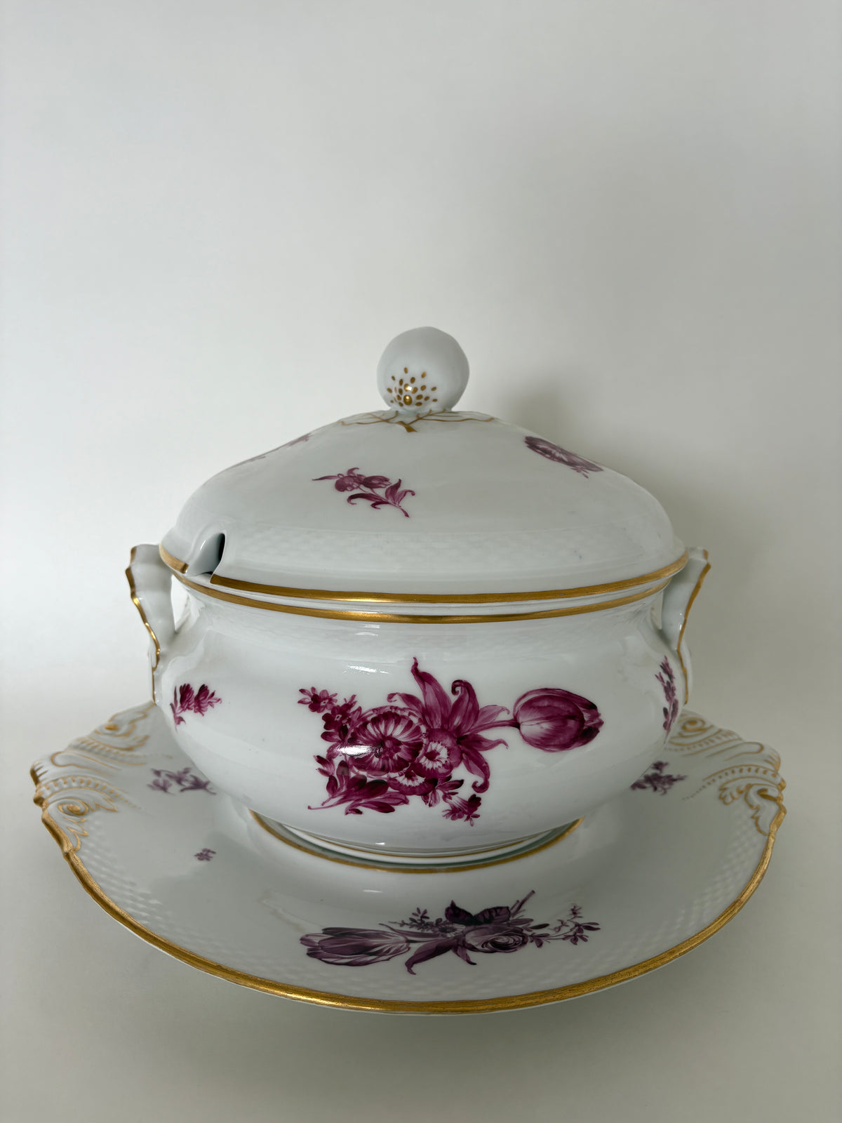 Royal Copenhagen Purpur Flettet med guld terrin med låg nr. 8112 og tilhørende underfad nr. 8115