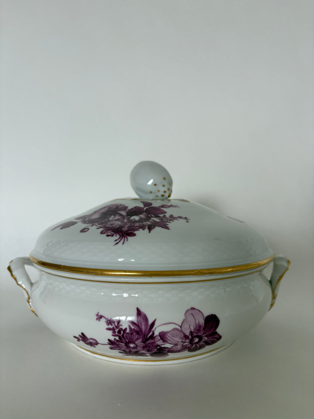 Royal Copenhagen Purpur Flettet med guld terrin med låg nr. 8057